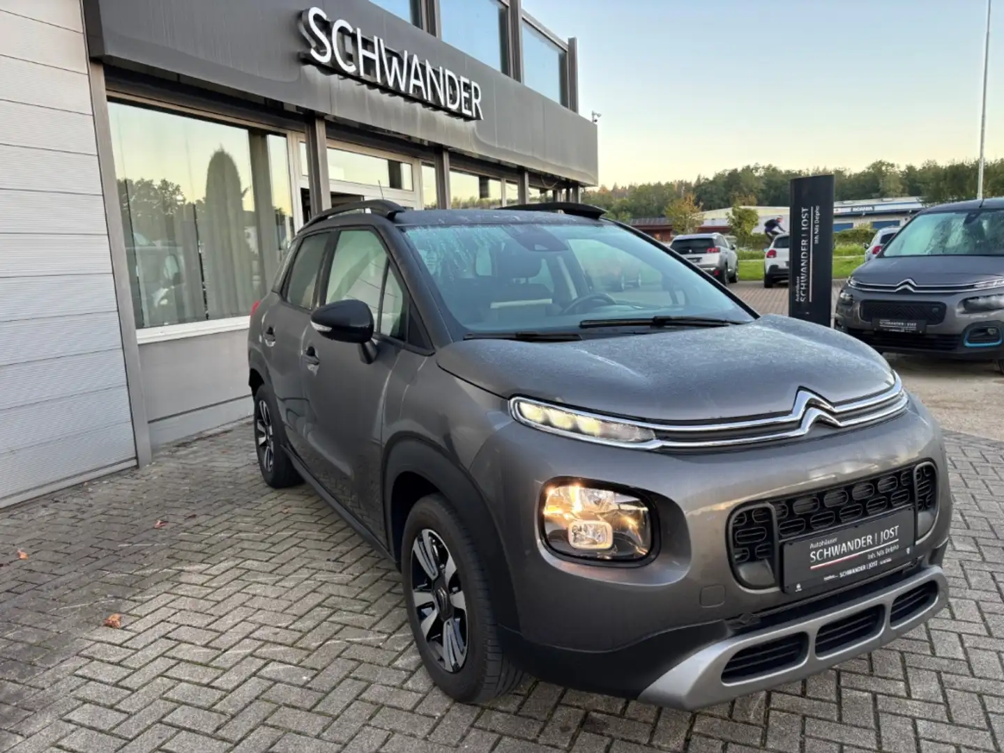 Citroen C3 Aircross Shine 1.2 PureTech 110 EU6d Grau - 2