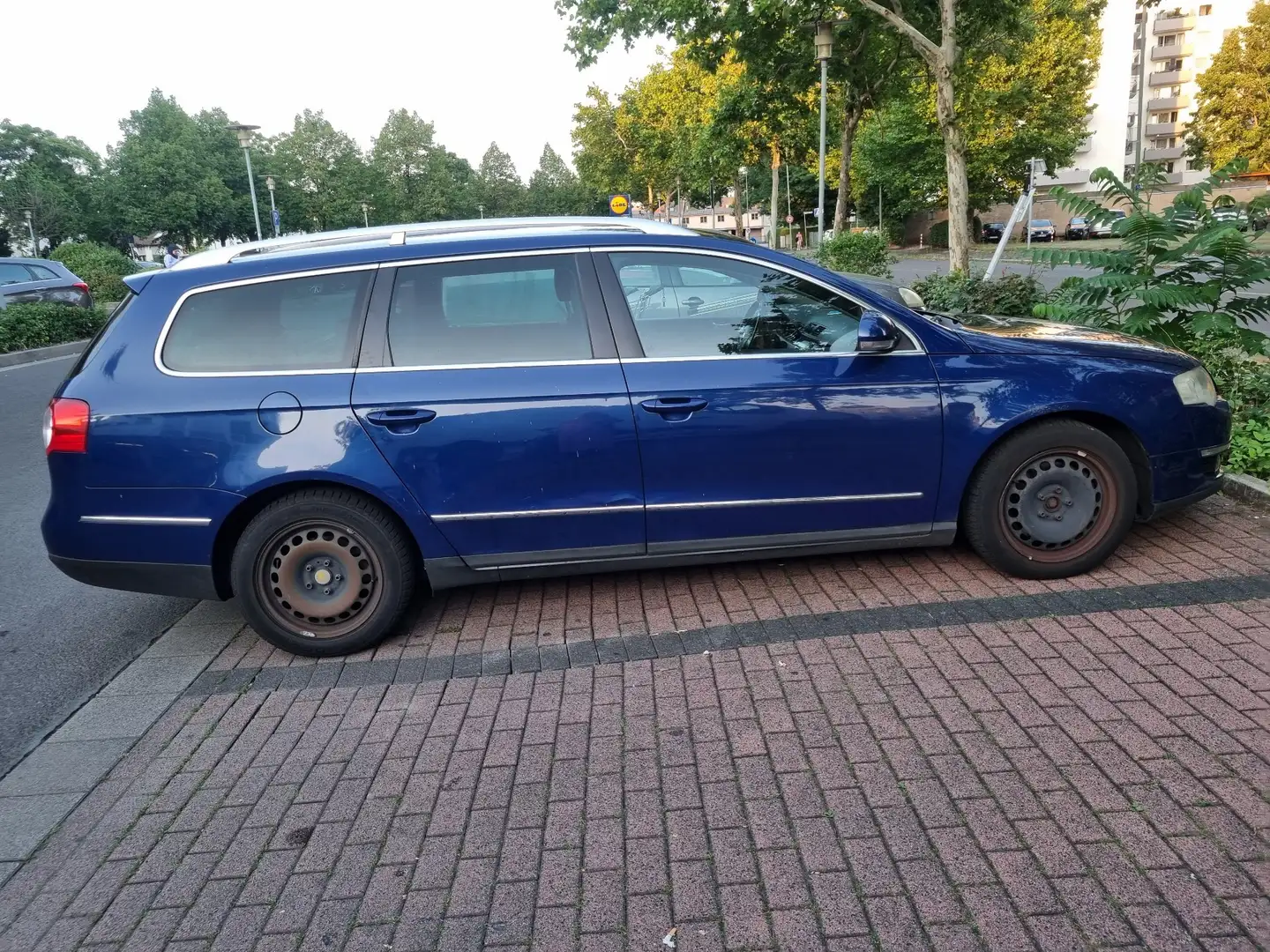 Volkswagen Passat 2.0 TDI Individual Chrom dunkel - 2