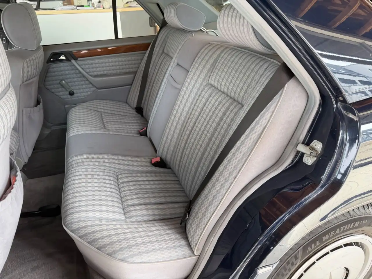 Mercedes-Benz E 230 230E AUTOMATIK*SHZ*SCHIEBEDACH*PDC*TÜV 05/28, foto 9