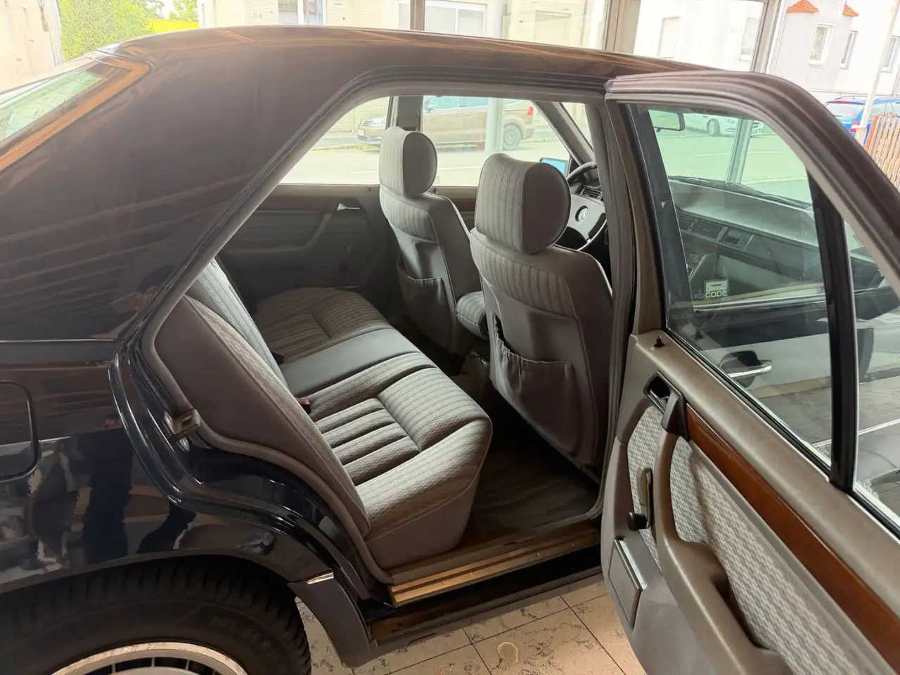 Mercedes-Benz E 230 230E AUTOMATIK*SHZ*SCHIEBEDACH*PDC*TÜV 05/28, foto 11