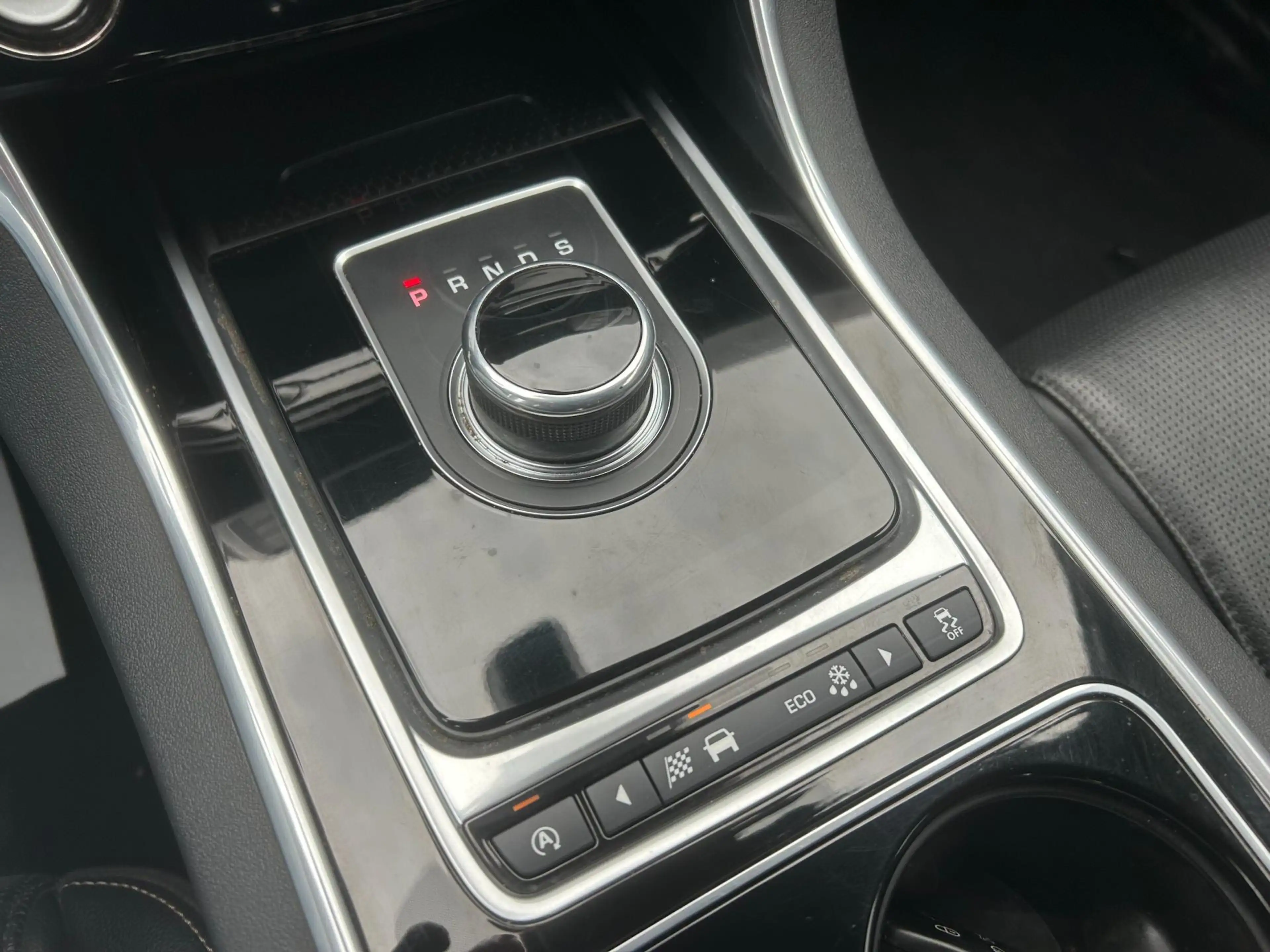 Jaguar XE 2.0 D Portfolio - Clima - Navi - Automaat — photo 11