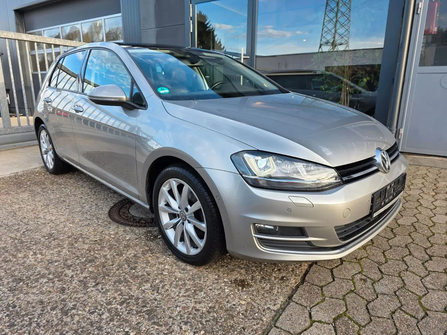 Volkswagen Golf VII Lim.1.4TSI 103KW DSG Highline Cam Navi Silber - 1