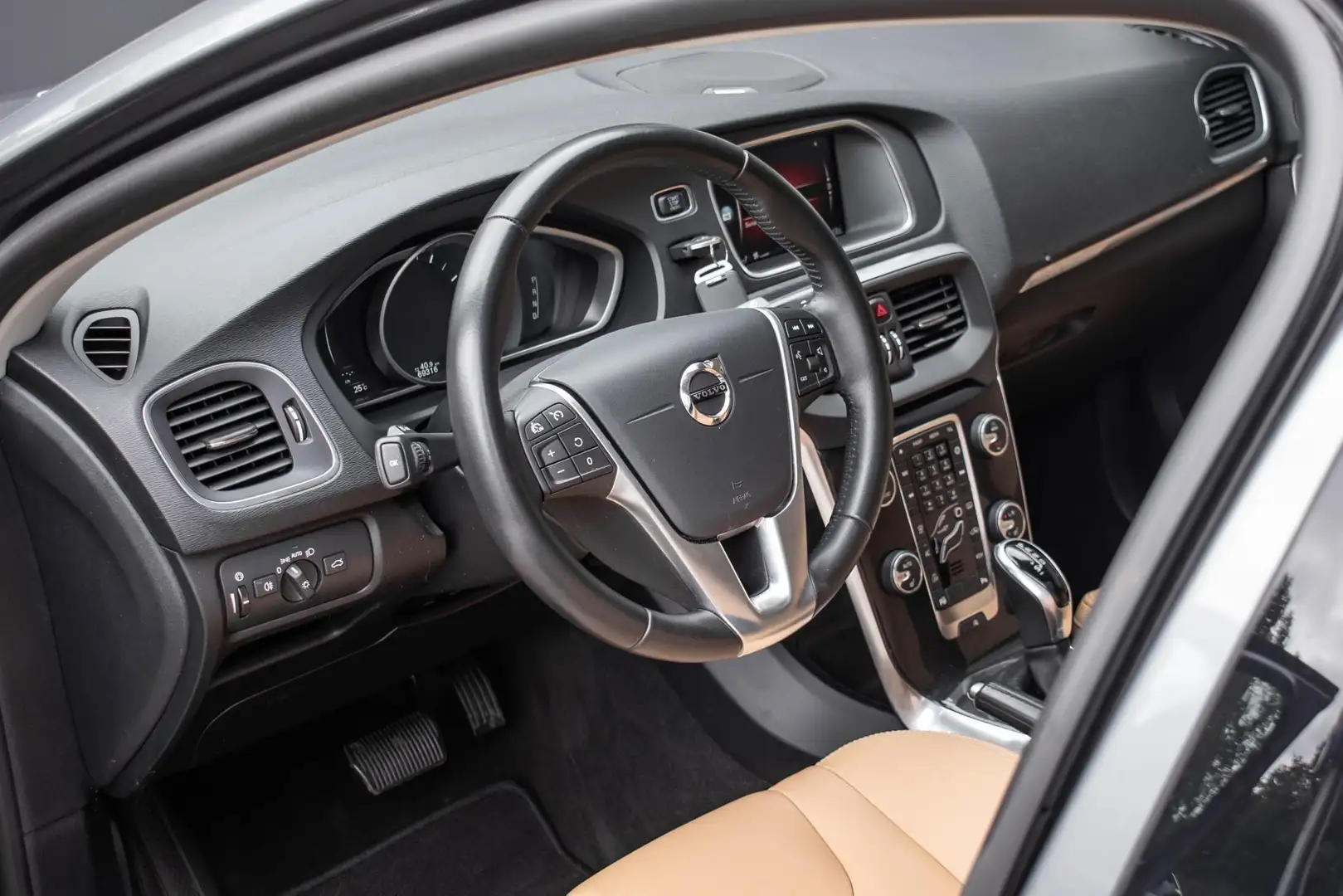 Volvo V40 Cross Country T3 Automaat Polar+ Luxury | Panoramadak | Premium Grijs - 2