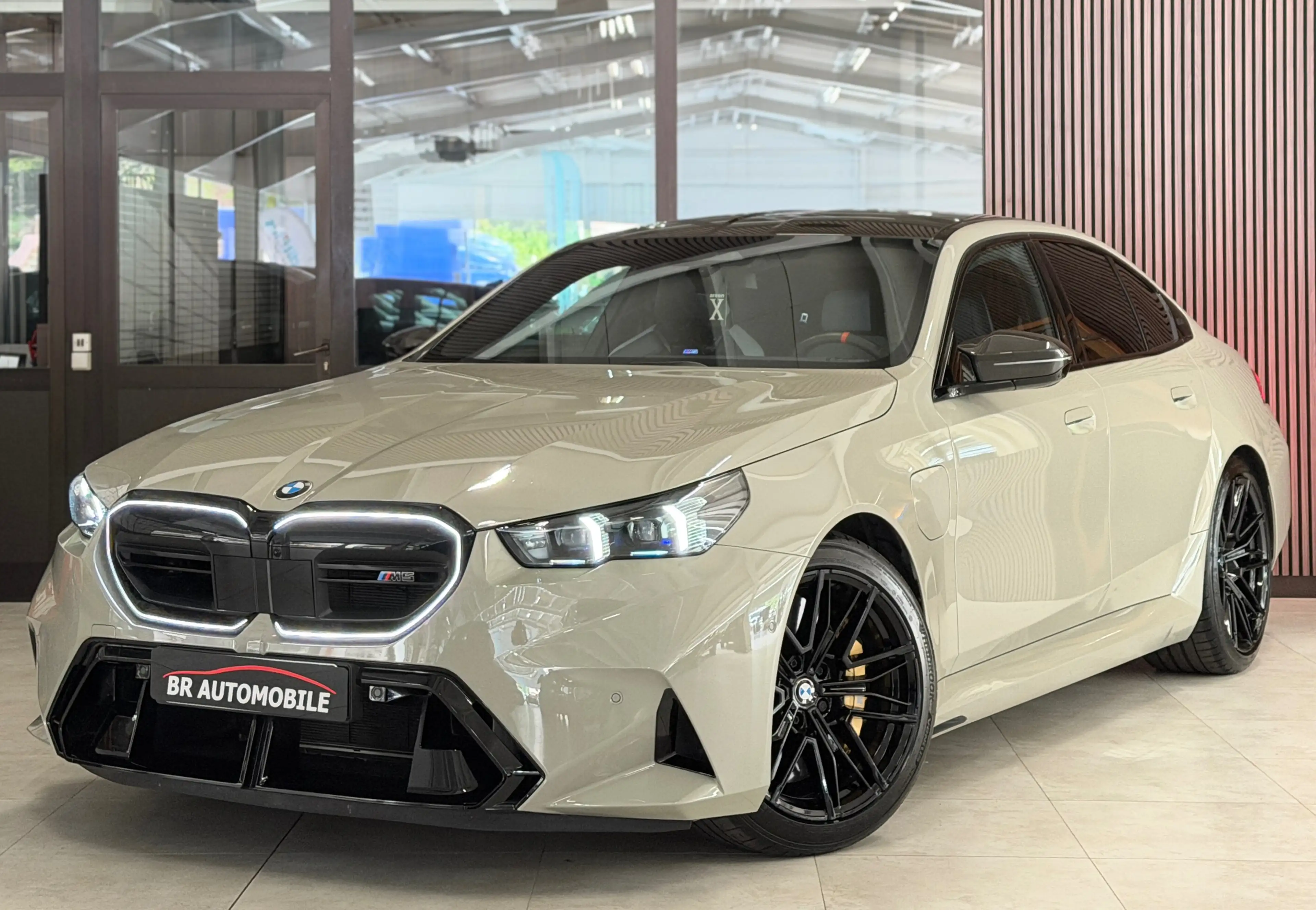 BMW M5 Ultimate-Paket*Carbon-Paket*Keramikbremse* Bowers & Wilkins*V-Max