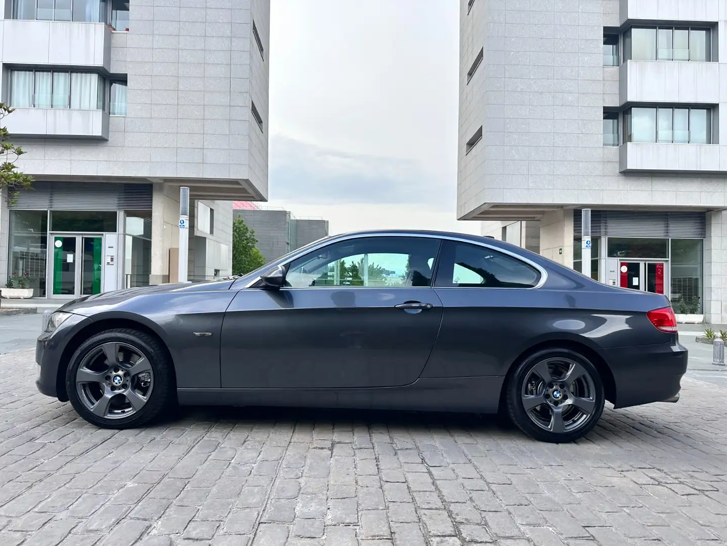 BMW 325 325i xDrive Grau - 2