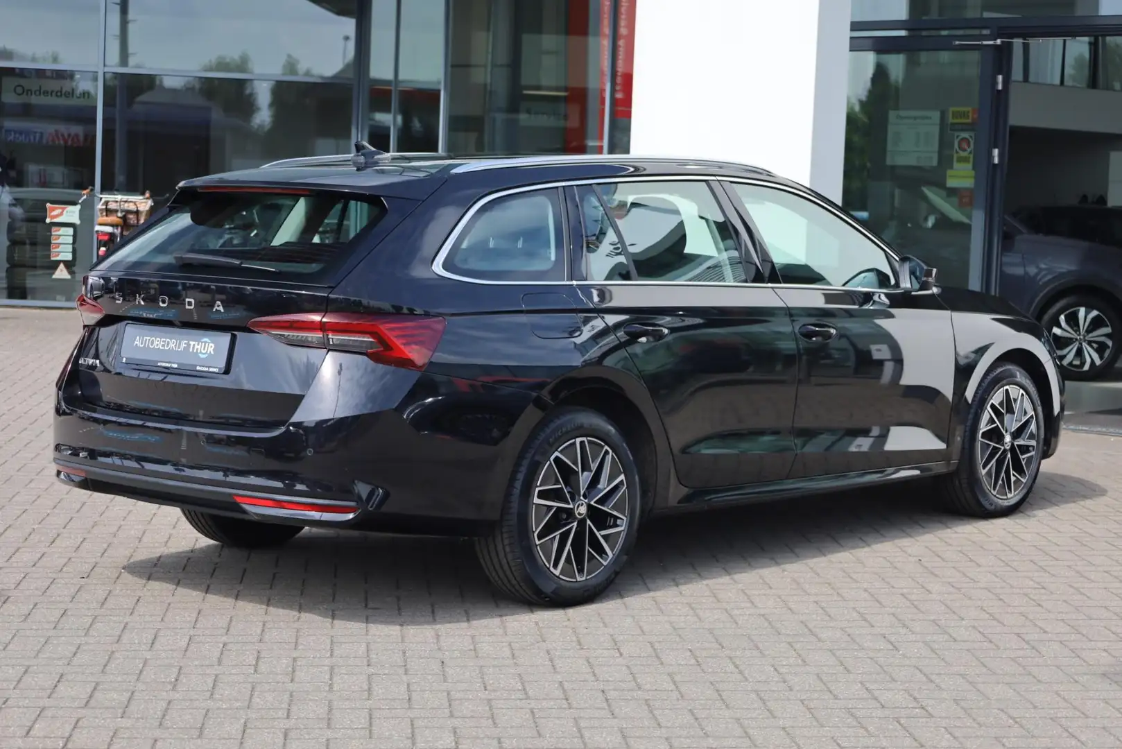 Skoda Octavia Combi 1.5 TSI MHEV Business Edition 150PK / 110kW, Zwart - 2