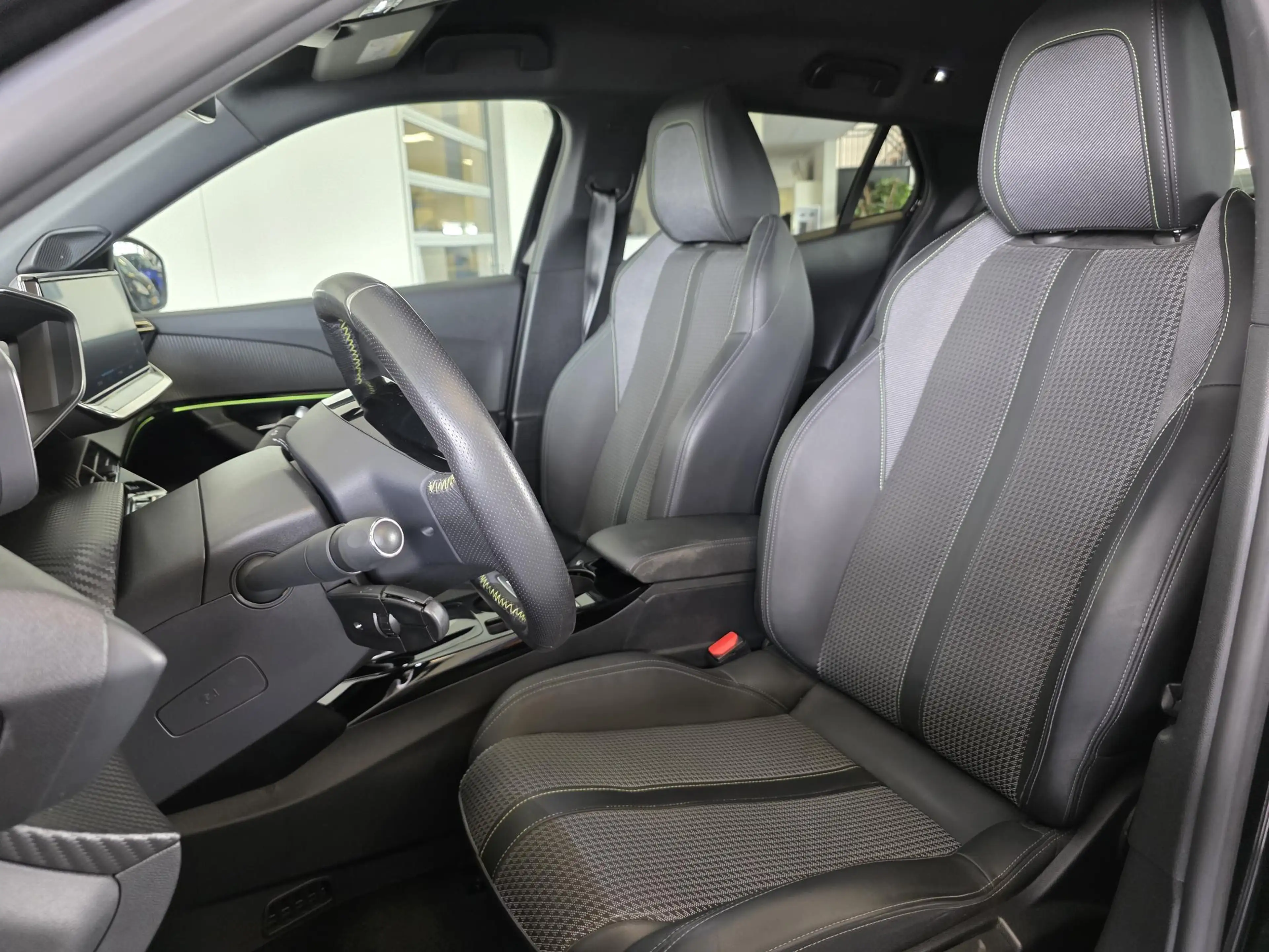 Peugeot e-2008 EV GT 50 kWh | NL-Auto | Stoelverwarming | Apple C — photo 10