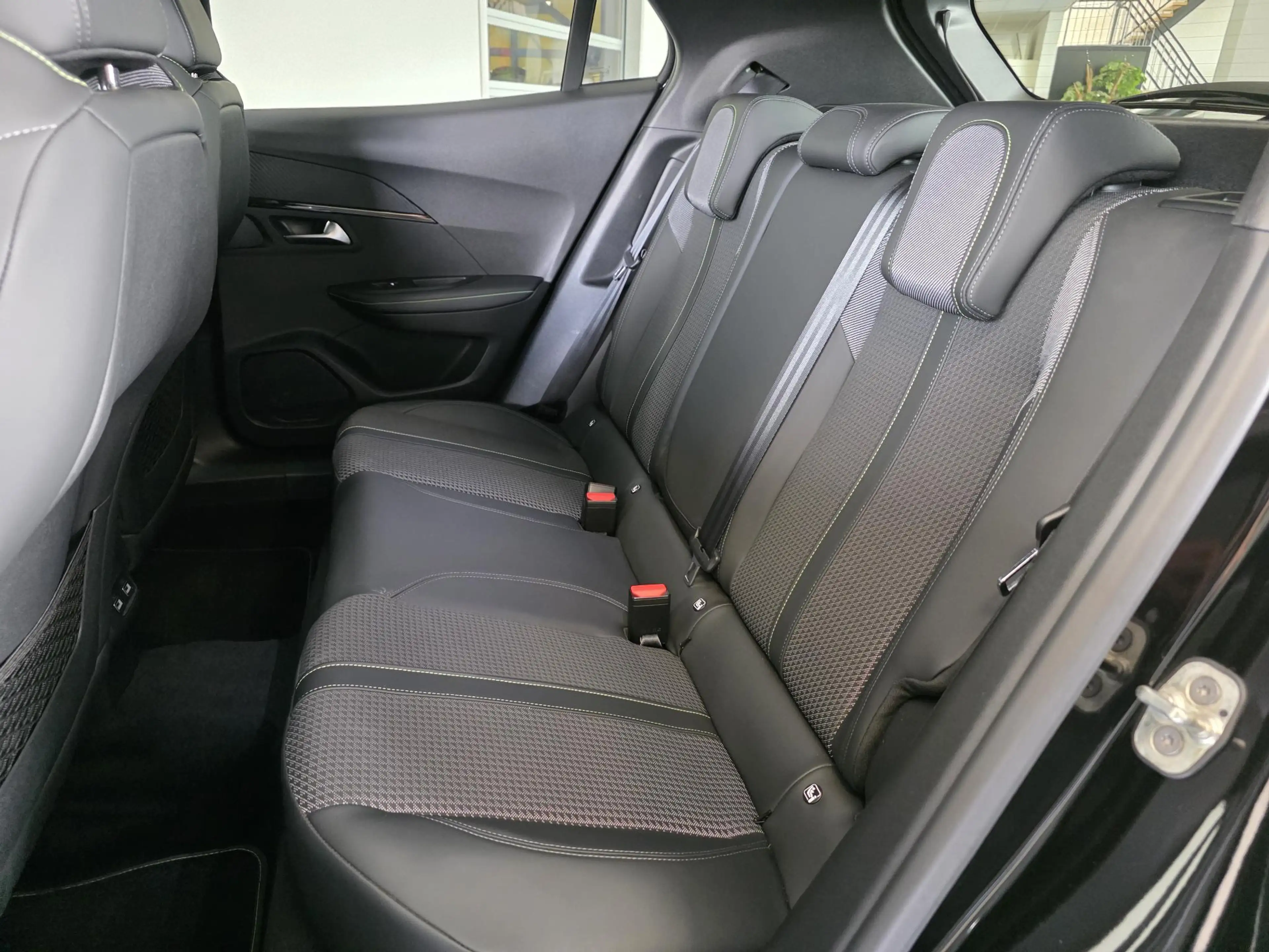 Peugeot e-2008 EV GT 50 kWh | NL-Auto | Stoelverwarming | Apple C — photo 11