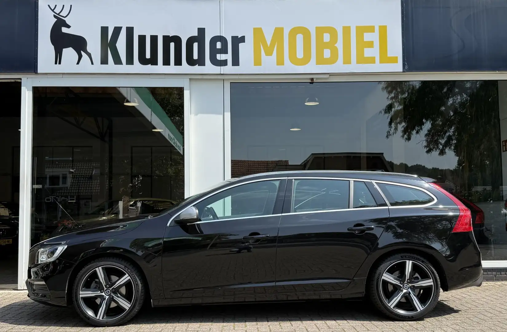 Volvo V60 1.5 T3 R-Design Aut. |Navi|Xenon|Trekhaak| Negro - 2