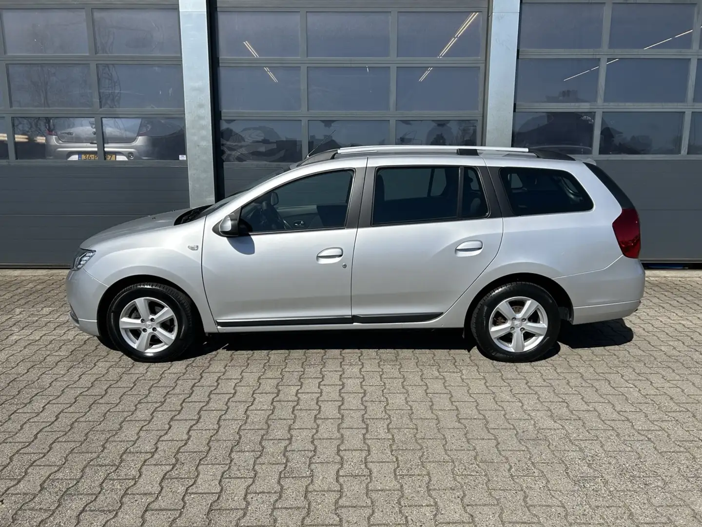 Dacia Logan Mcv 0.9 Tce 90pk Automaat Lauréate Gris - 2