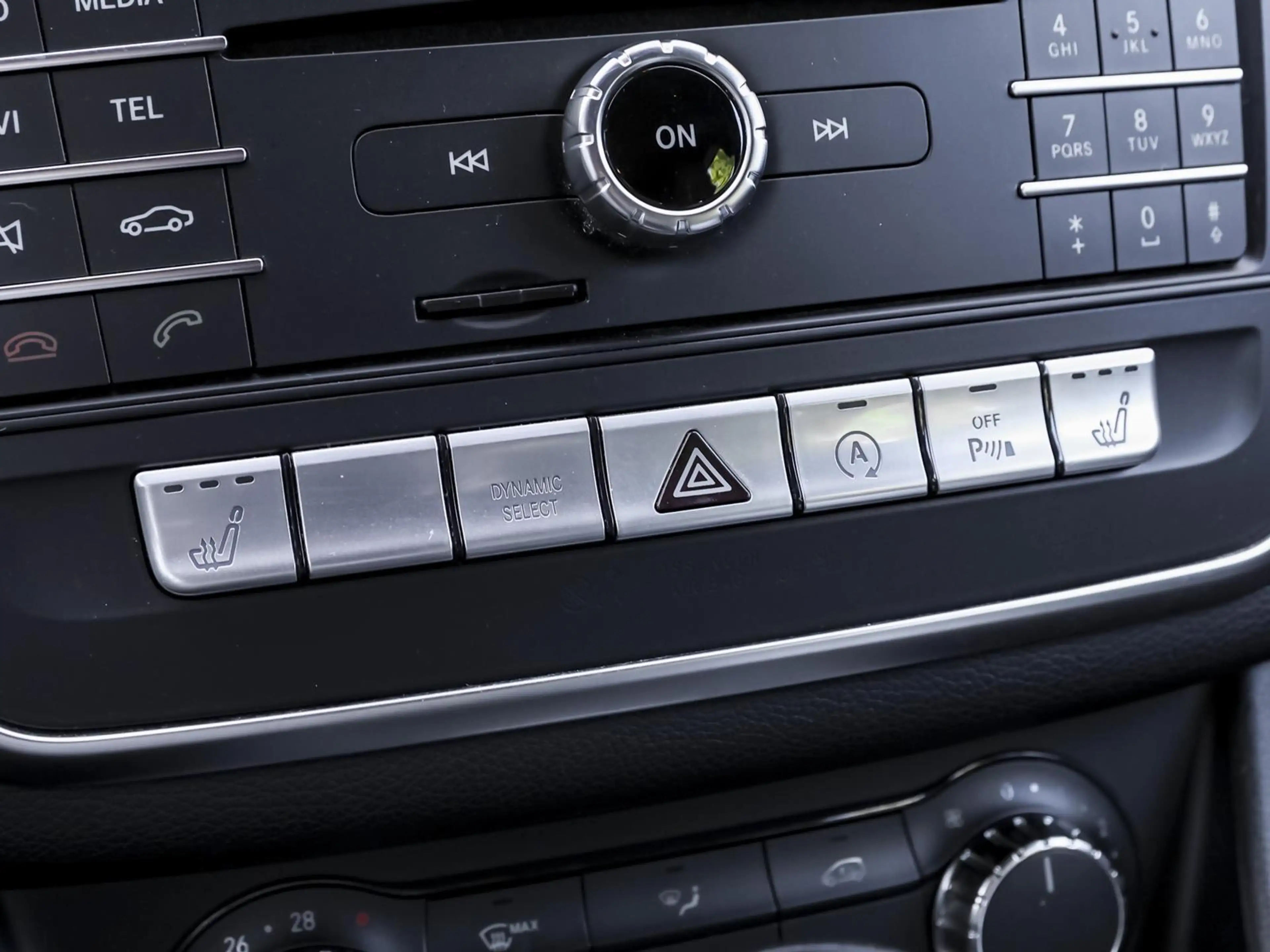 Mercedes-Benz A 200 AMG Line NAVI SHZ PDC 8-fach bereift — photo 10