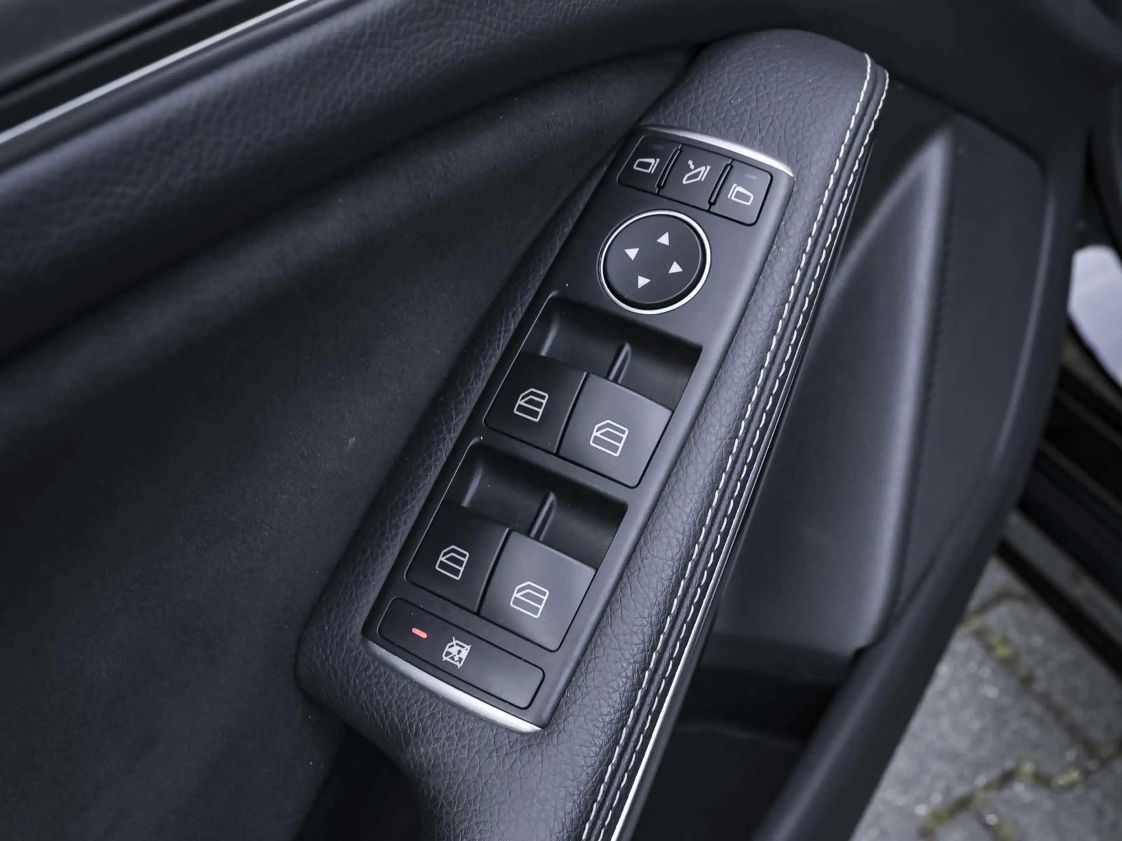 Mercedes-Benz A 200 AMG Line NAVI SHZ PDC 8-fach bereift — photo 9