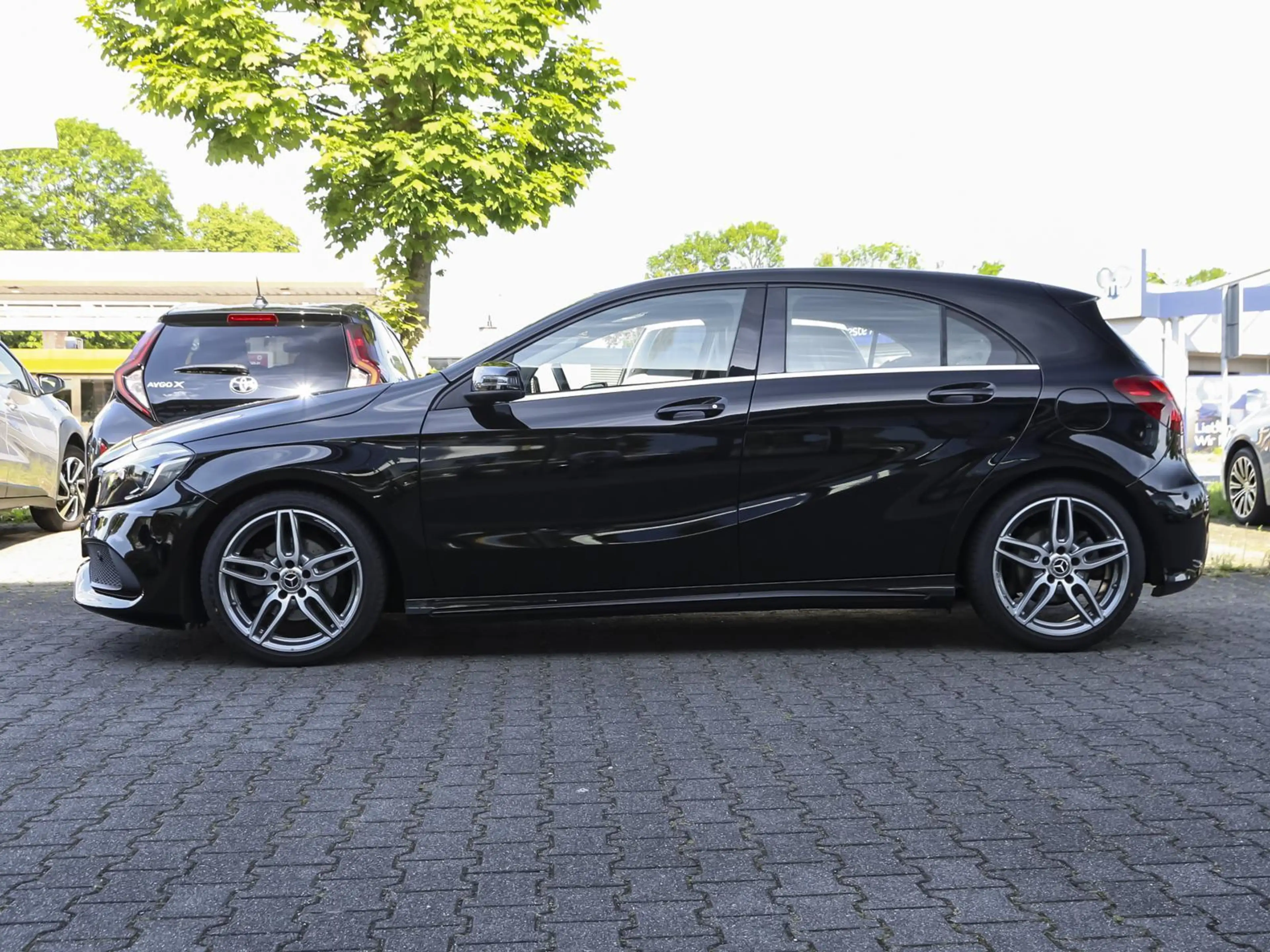 Mercedes-Benz A 200 AMG Line NAVI SHZ PDC 8-fach bereift — photo 3