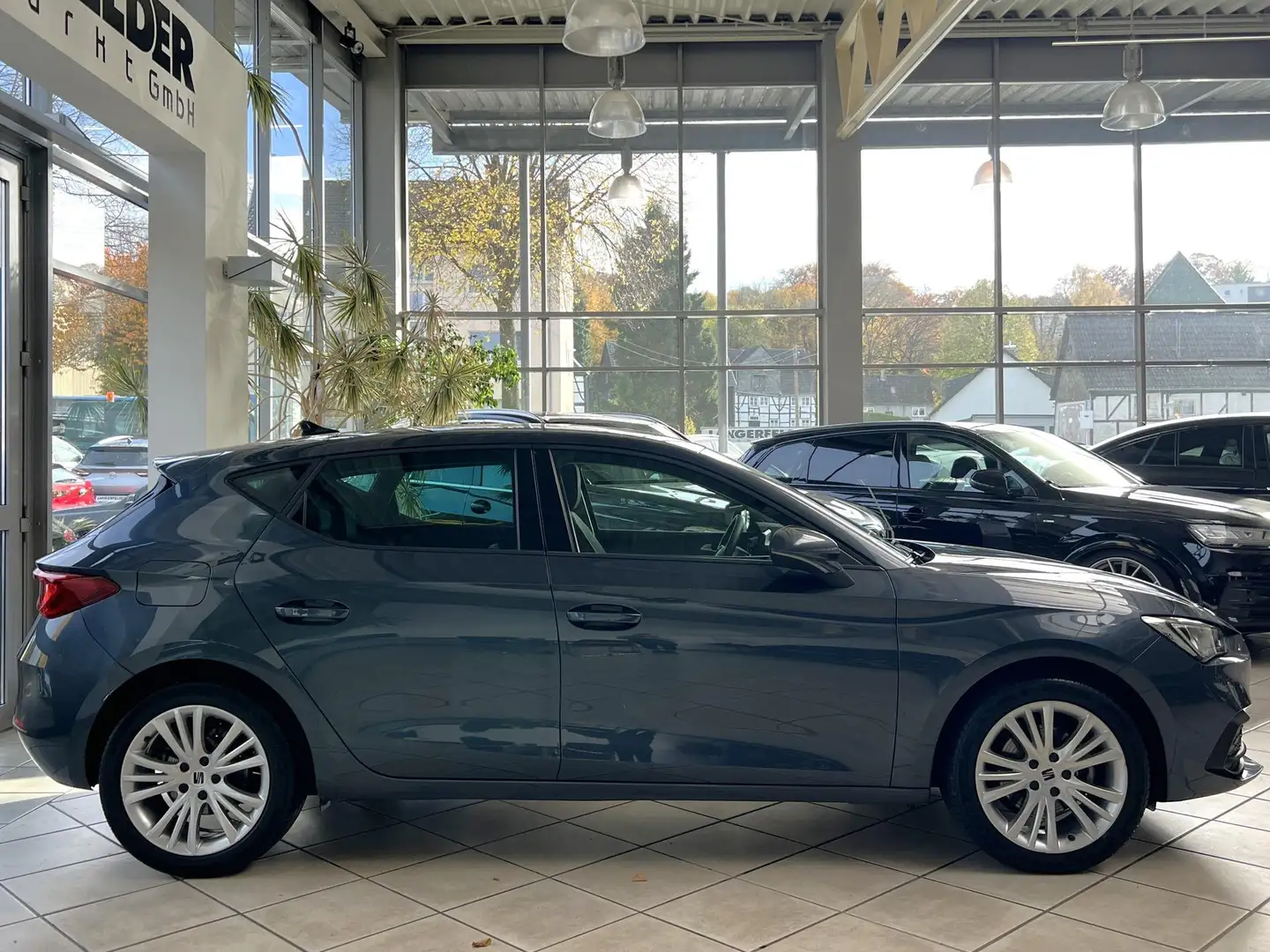 SEAT Leon Leon1.5 TSI Style*LKHZ*SHZ*LED*NAV*CARPLAY*DAB* Grau - 2