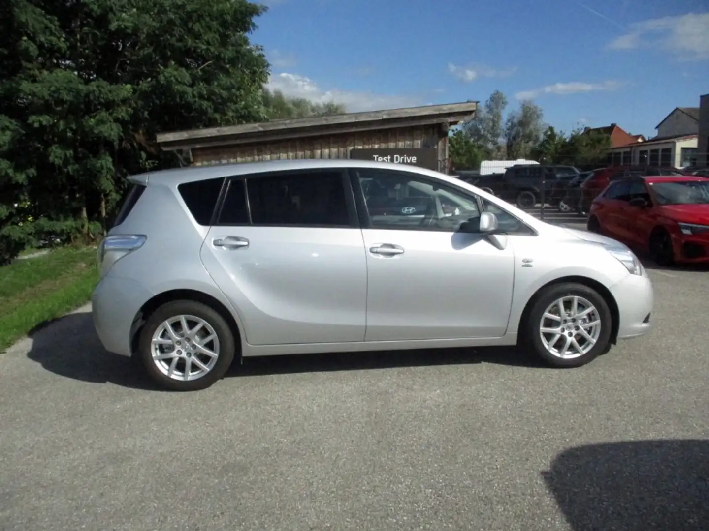Toyota Verso 2,2 D-4D 180 D-CAT Silber - 2