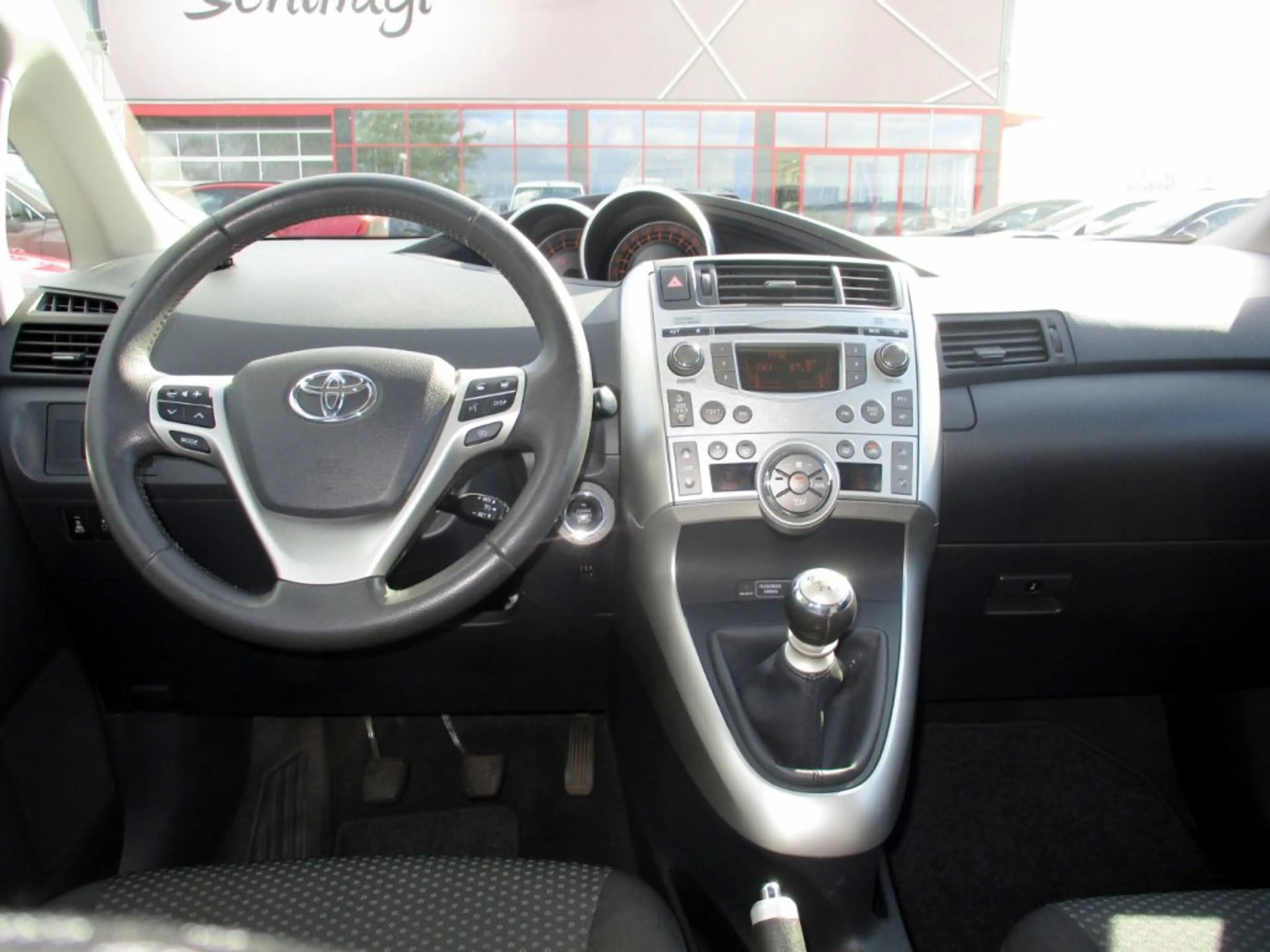 Toyota Verso 2,2 D-4D 180 D-CAT — photo 5