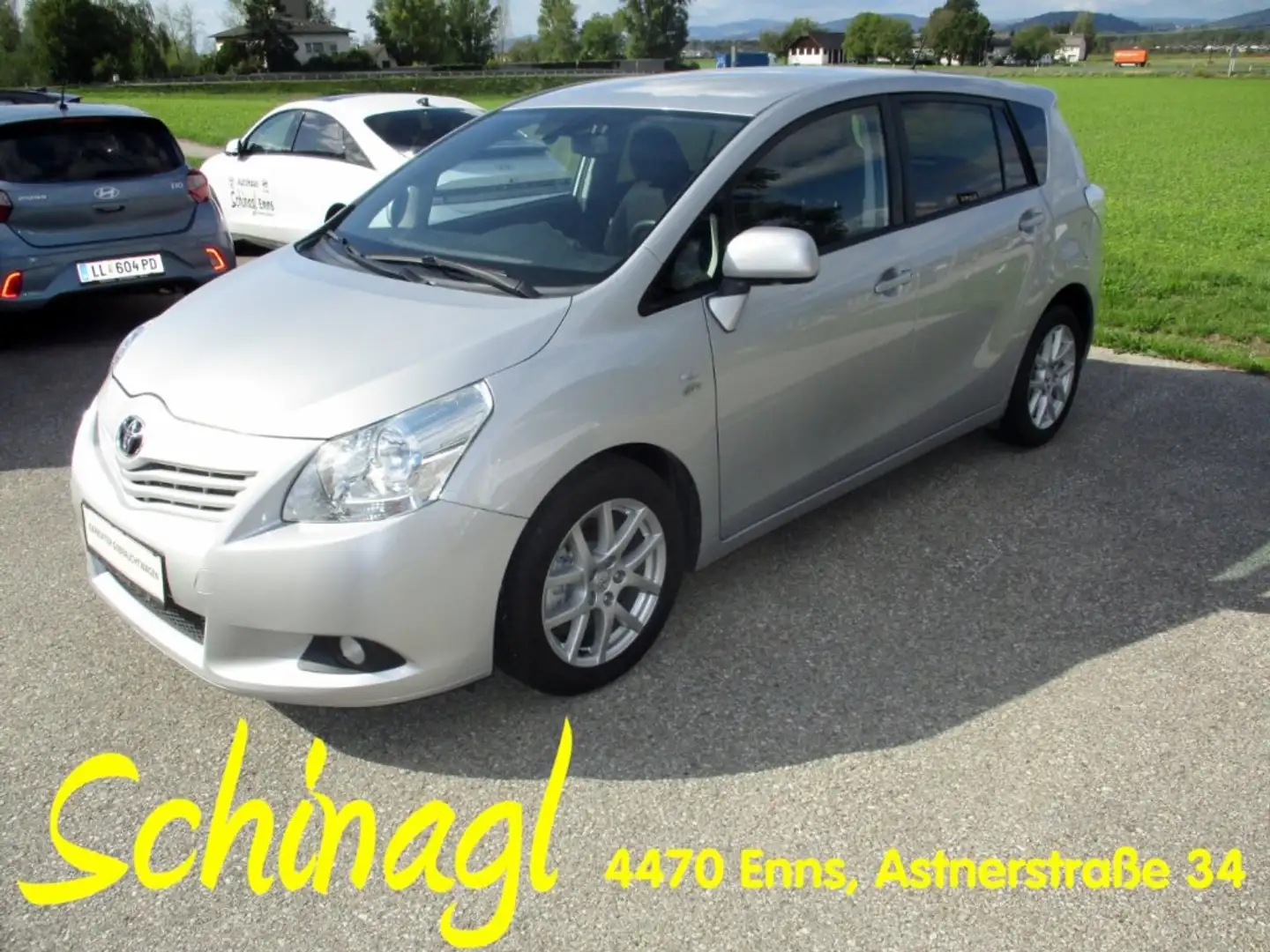 Toyota Verso 2,2 D-4D 180 D-CAT Silber - 1
