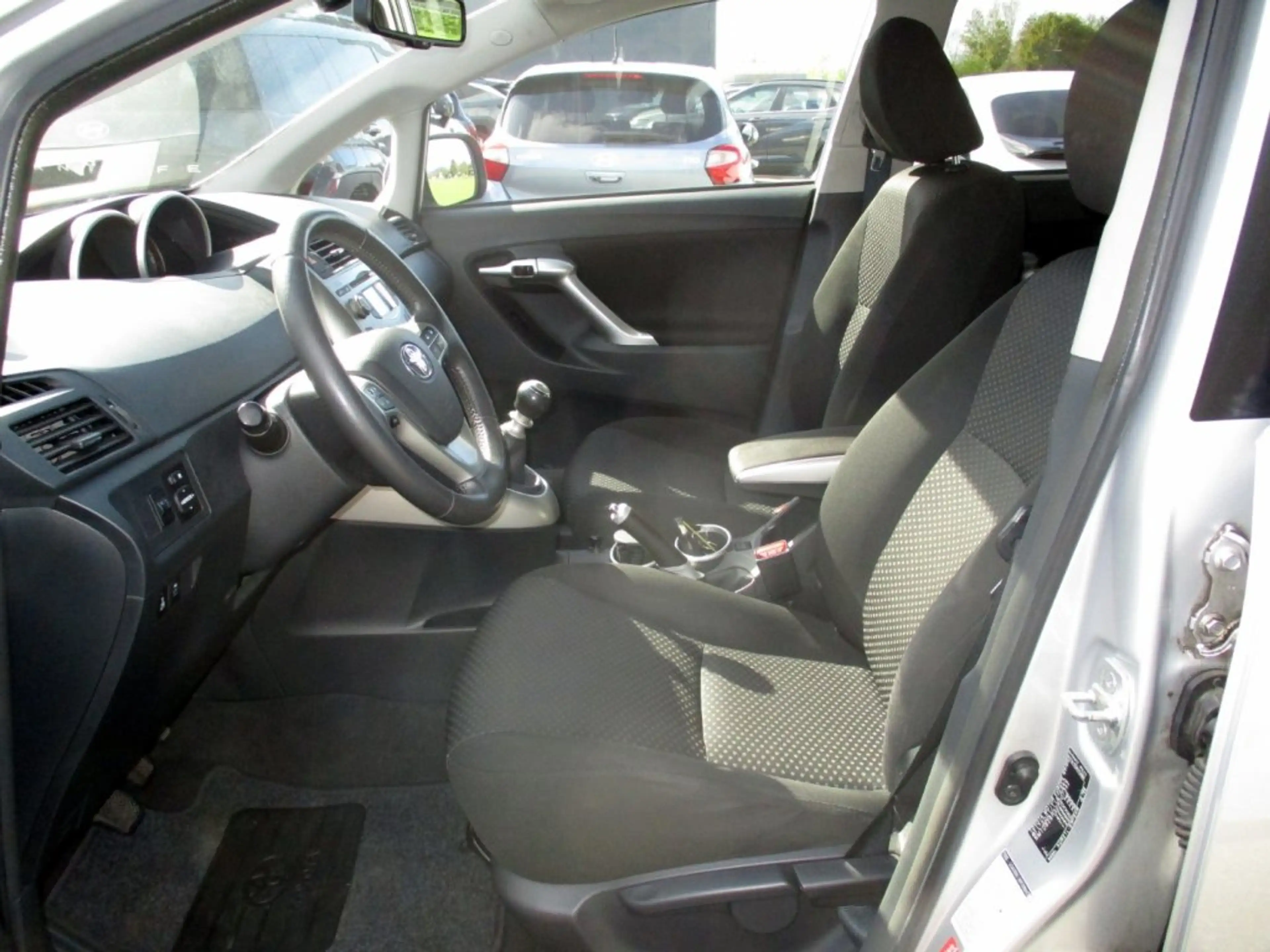 Toyota Verso 2,2 D-4D 180 D-CAT — photo 6