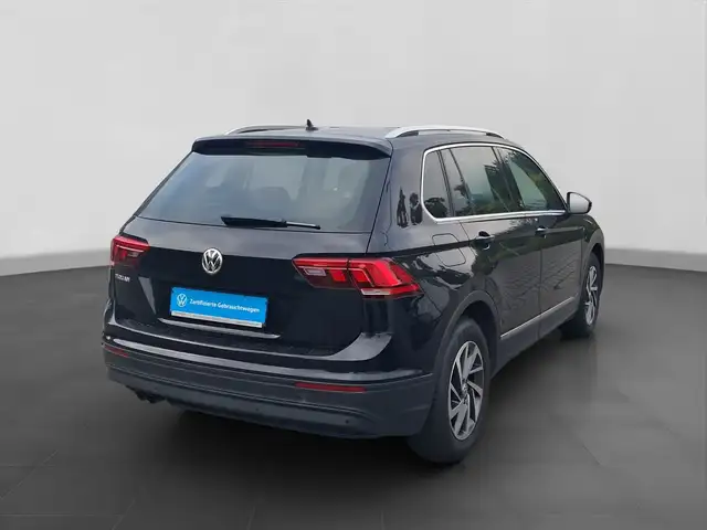 Volkswagen Tiguan view 3