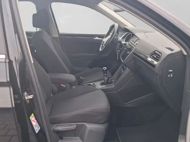 Volkswagen Tiguan view 4