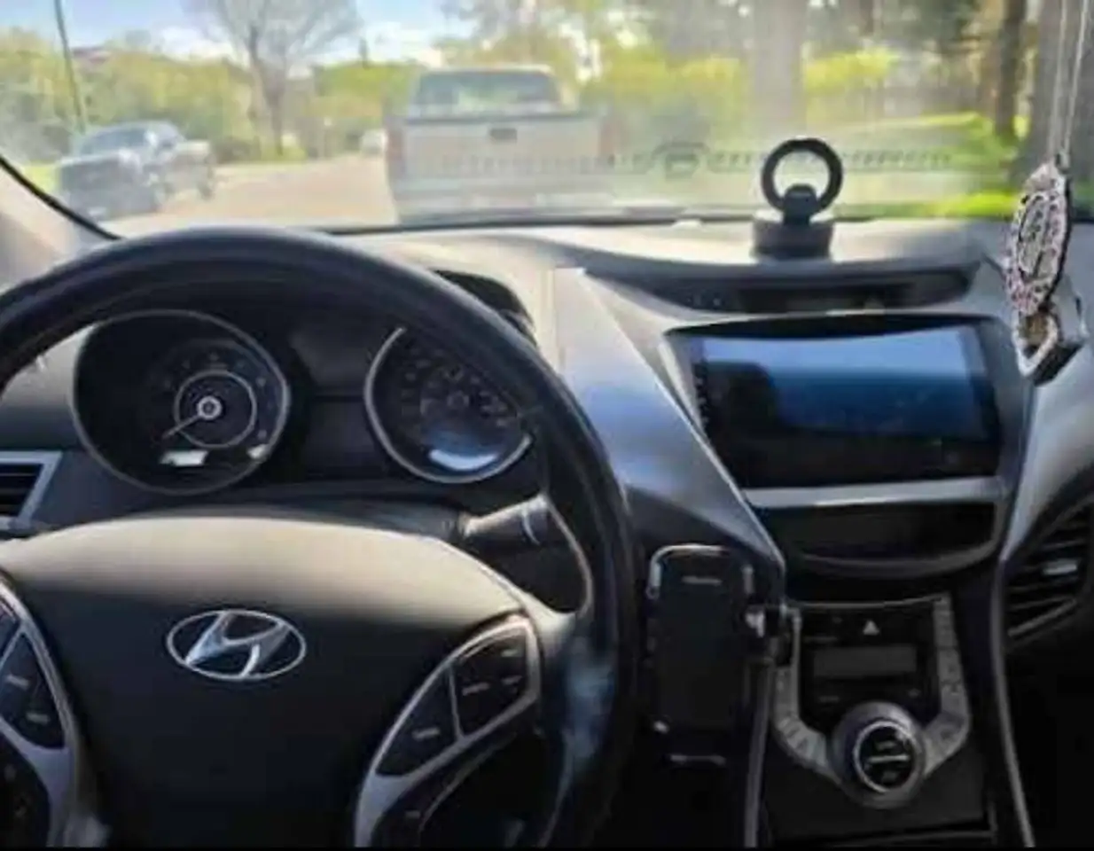 Hyundai ELANTRA photo Hyundai ELANTRA