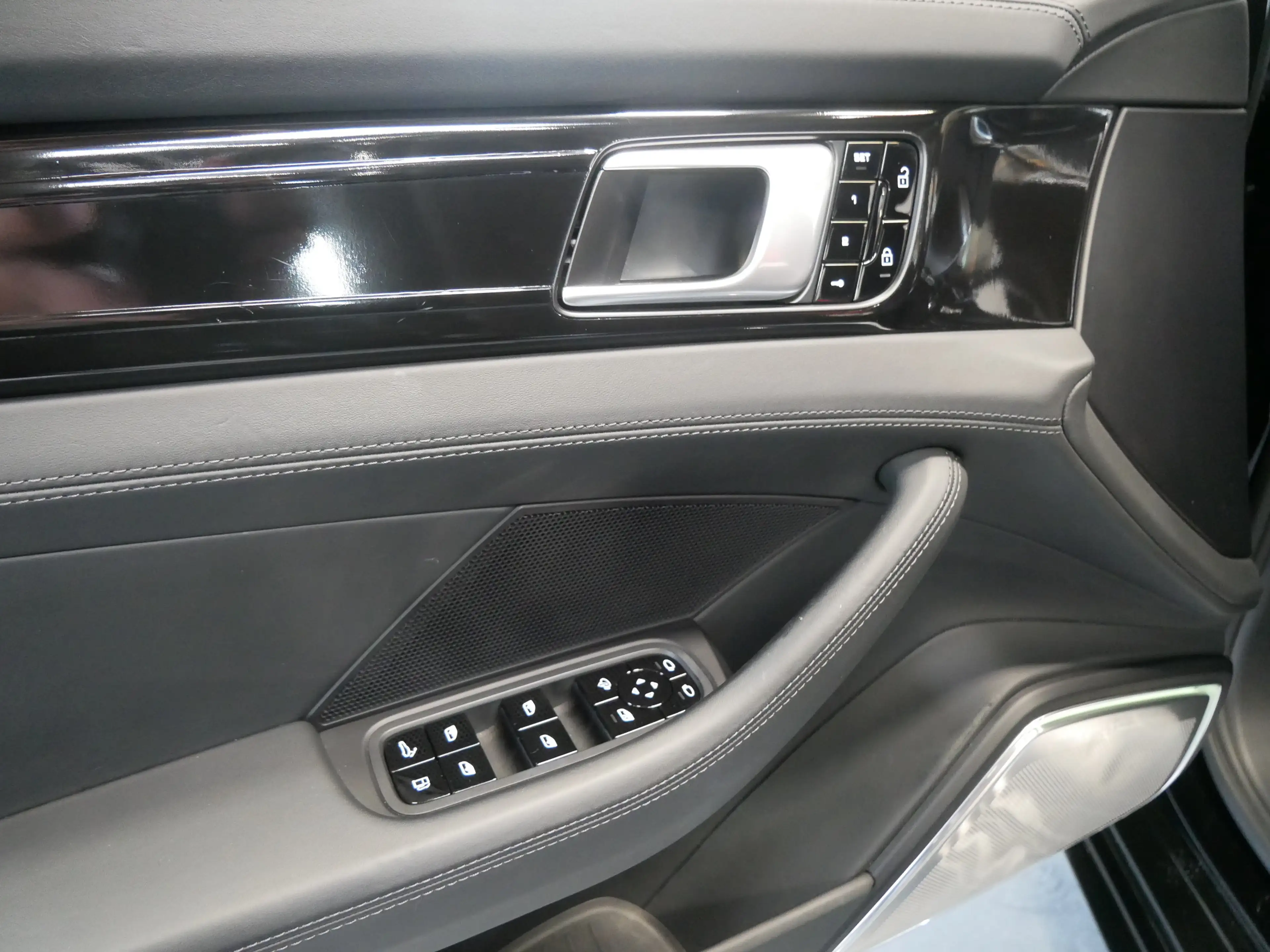 Porsche Panamera Turbo S E-Hybrid Executive Lang Pano — photo 12