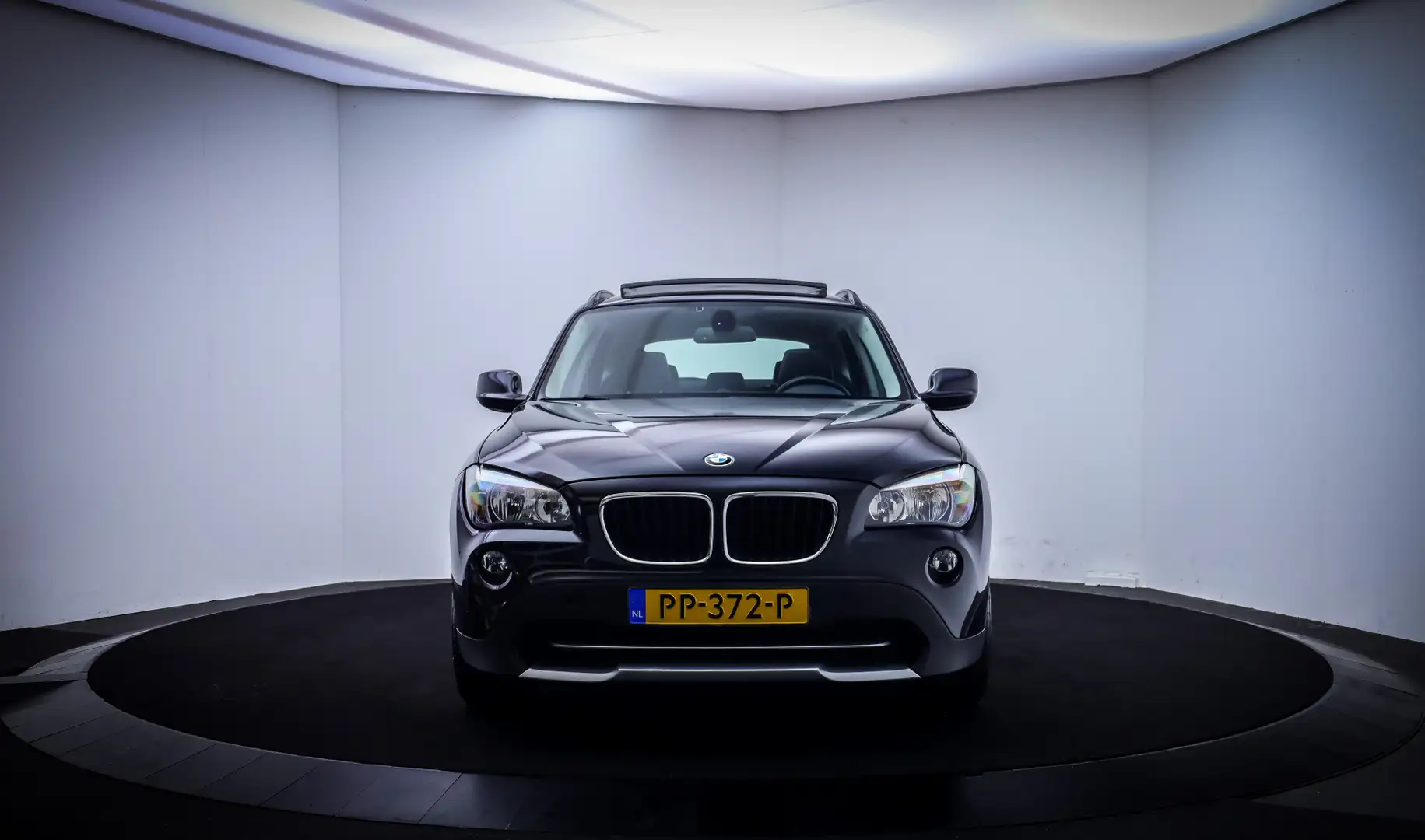 BMW X1 18i Executive PANO | LEDER | STOELVERW | NAVI | CL Zwart - 2