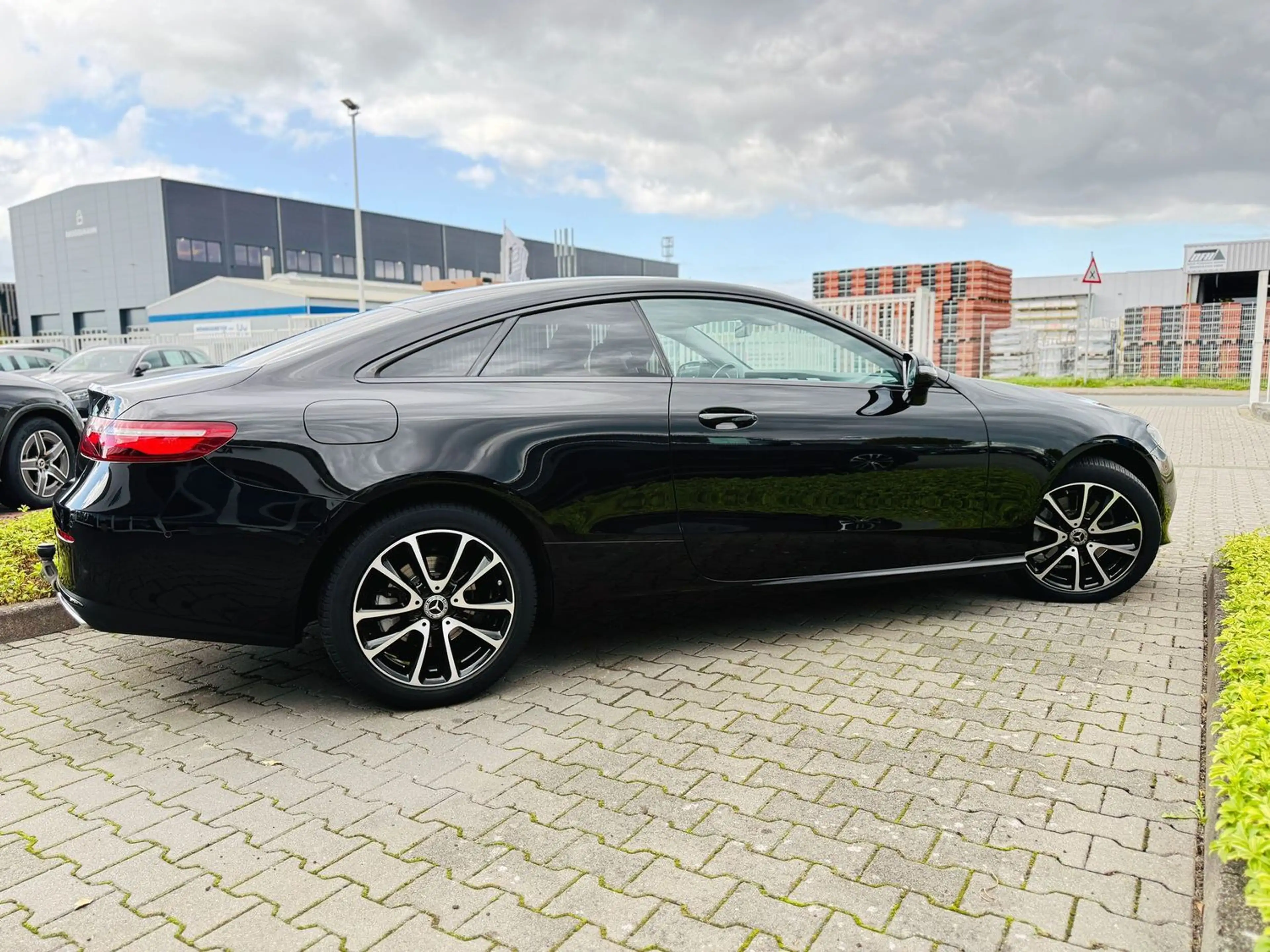Mercedes-Benz E 200 Coupé AVANTGARDE, AHK schw., RFK, Totw., LED, PTS, — photo 6