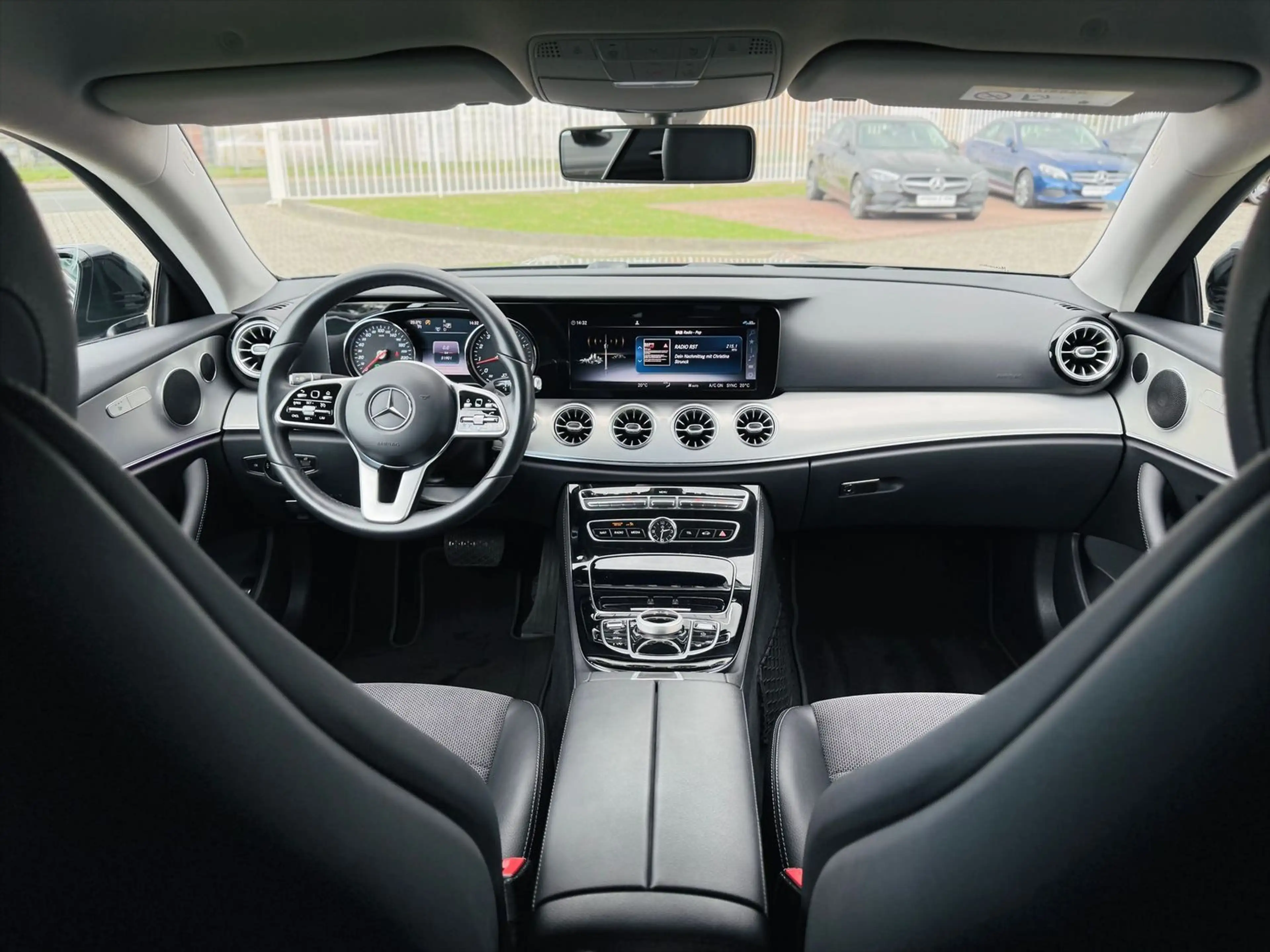 Mercedes-Benz E 200 Coupé AVANTGARDE, AHK schw., RFK, Totw., LED, PTS, — photo 11