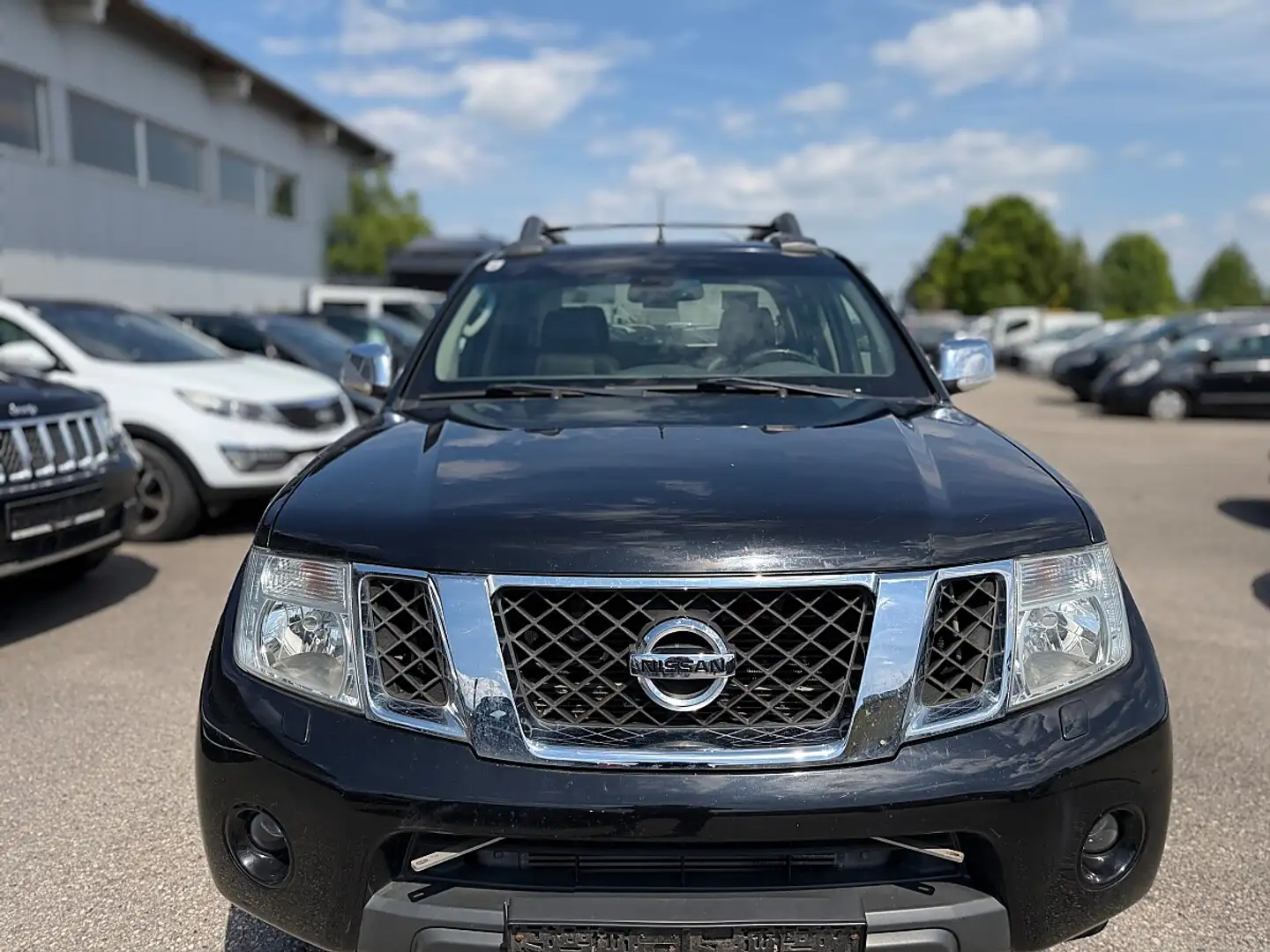 Nissan Navara Navara Double Cab LE 3,0 dCi 4x4 DPF Aut. Schwarz - 2