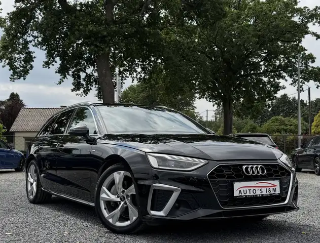 Audi A4 Avant view 4
