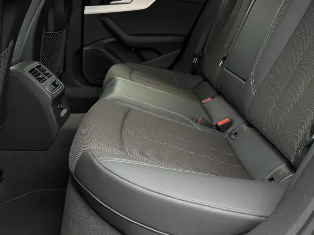 Audi A4 Avant view 8