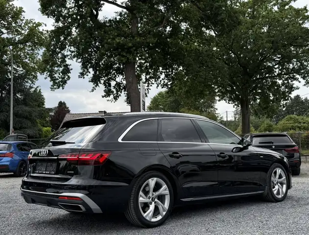 Audi A4 Avant view 3