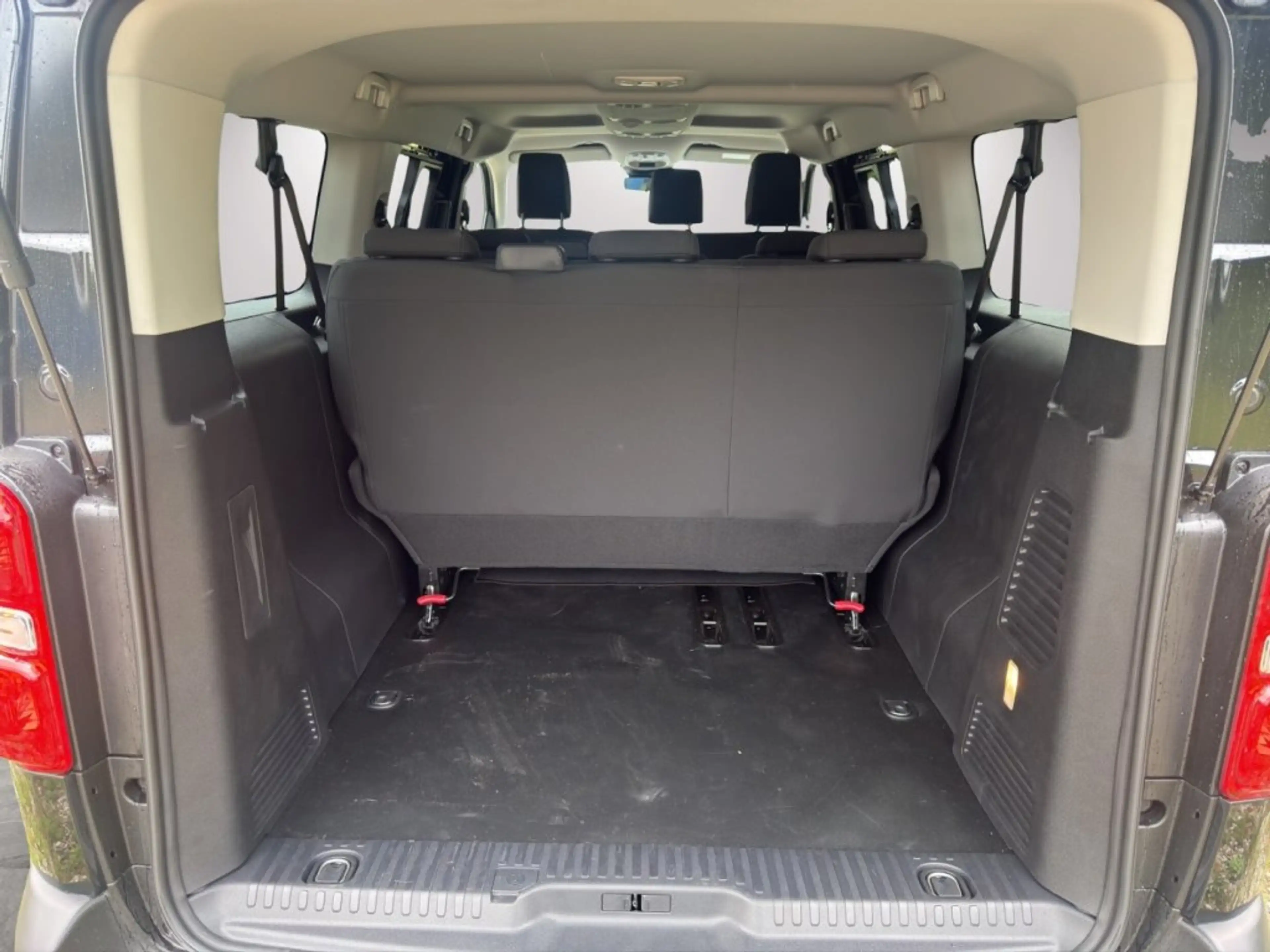 Peugeot Expert KOMBI L3 BHDI 180 EAT8 9Sitzer — photo 20