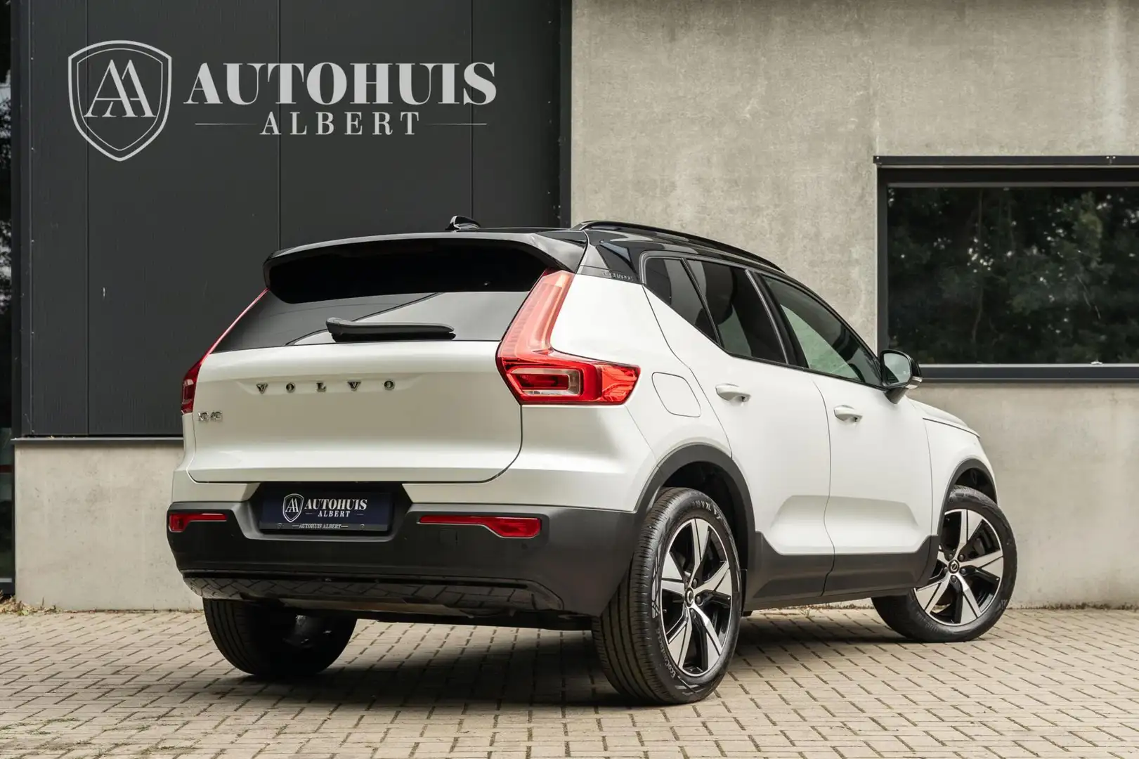 Volvo XC40 1.5 T5 Recharge R-Design Pano ACC 360c Trekhaak Wit - 2