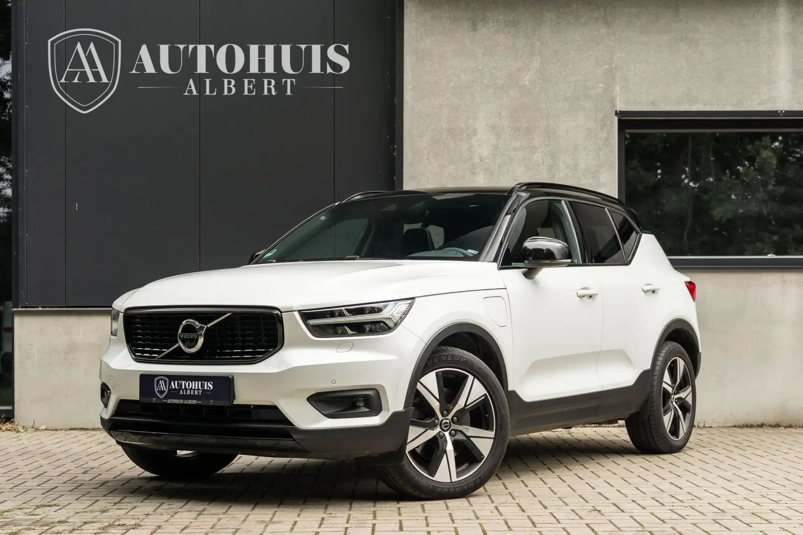 Volvo XC40 1.5 T5 Recharge R-Design Pano ACC 360c Trekhaak Wit - 1