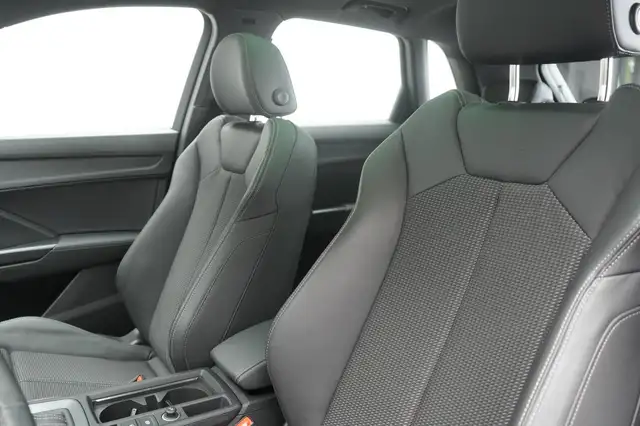 Audi Q3 view 10