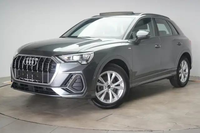 Audi Q3 view 3