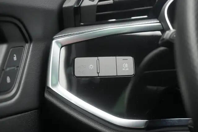 Audi Q3 view 23