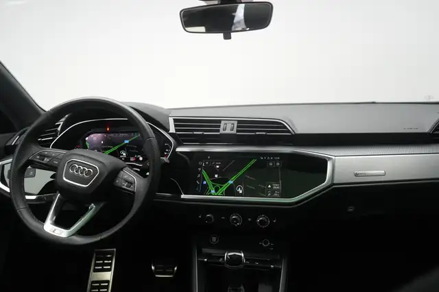 Audi Q3 view 14