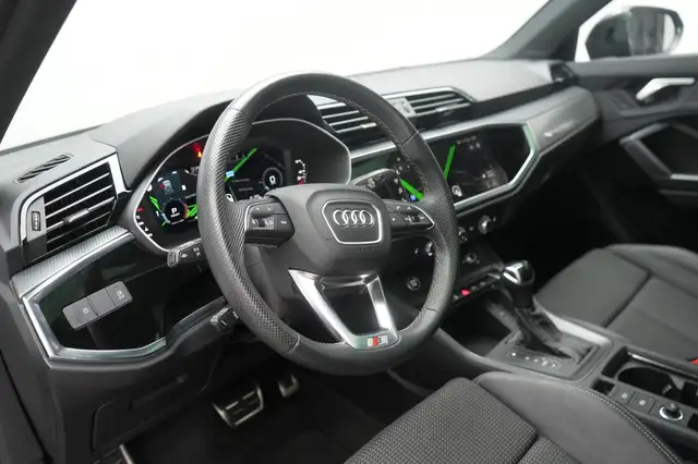 Audi Q3 view 12