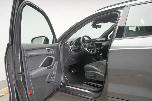 Audi Q3 view 11