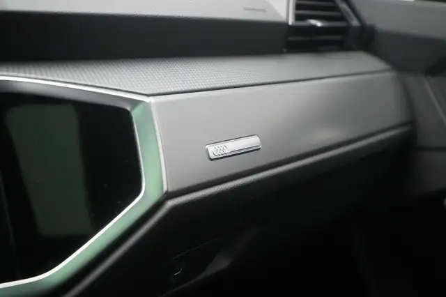 Audi Q3 view 25