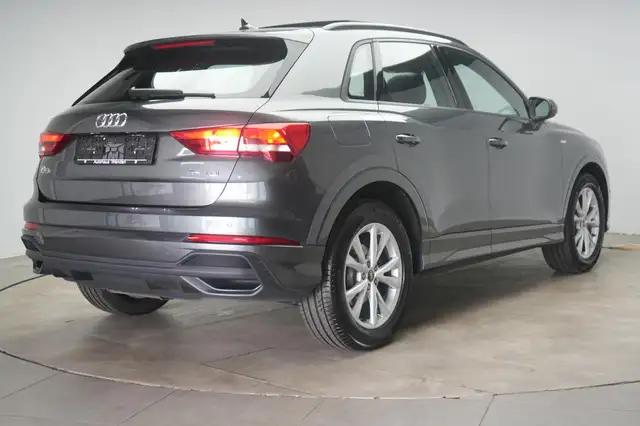 Audi Q3 view 4