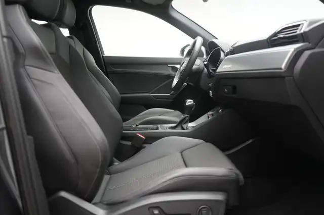 Audi Q3 view 6