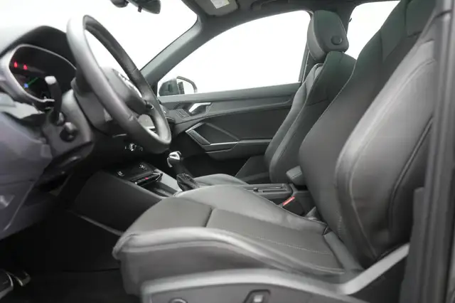 Audi Q3 view 9