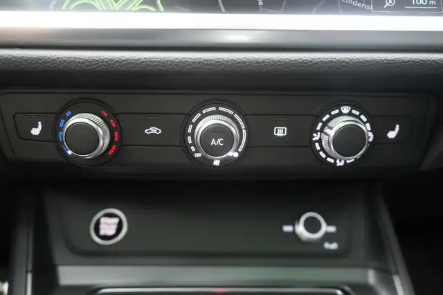 Audi Q3 view 16
