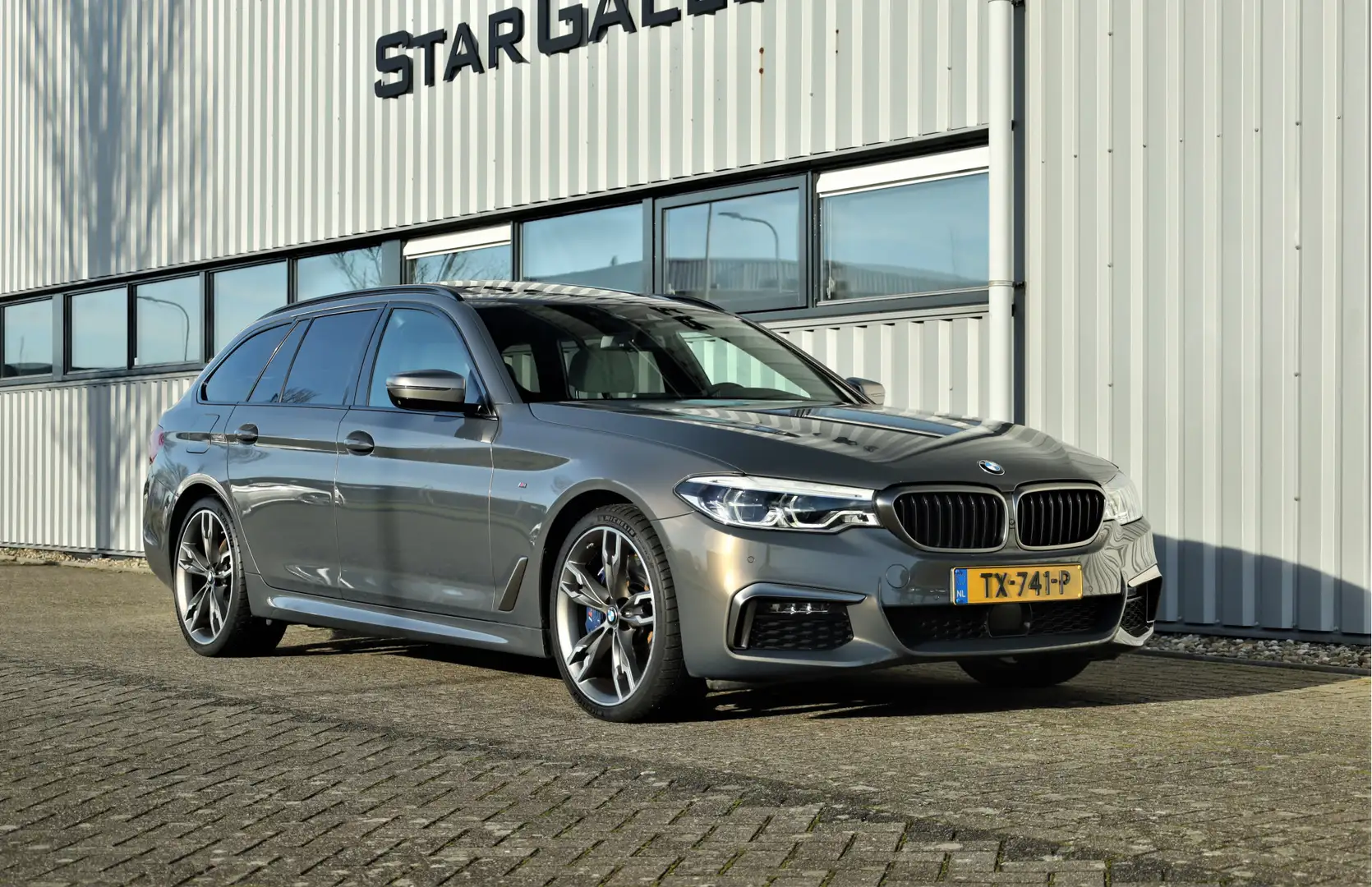 BMW 540 5-serie Touring 540i xDrive High Executive M-Sport Grau - 1