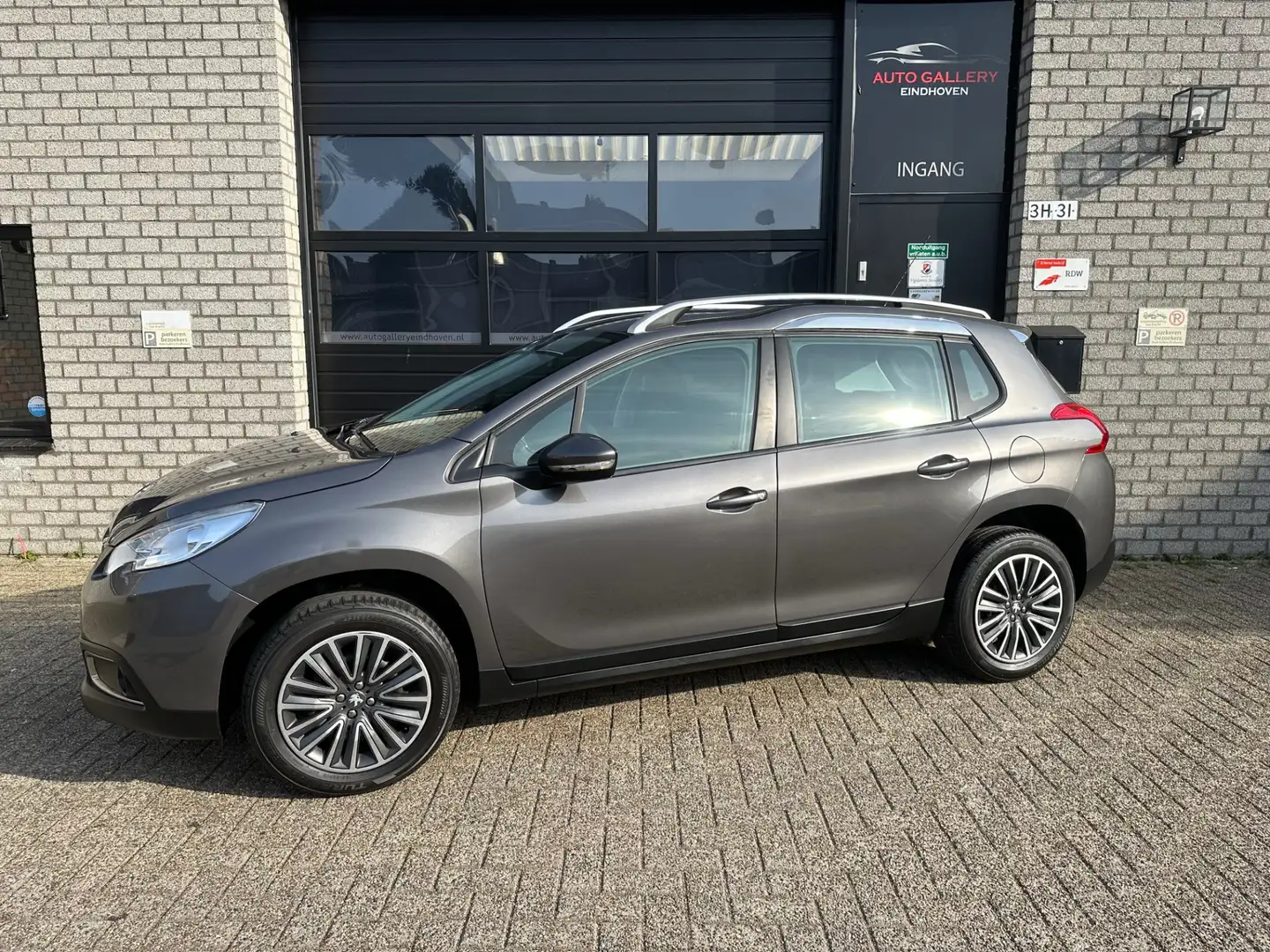 Peugeot 2008 1.2 PureTech Style *NAVIGATIE*AIRCO*CRUISE-CONTROL Gris - 2
