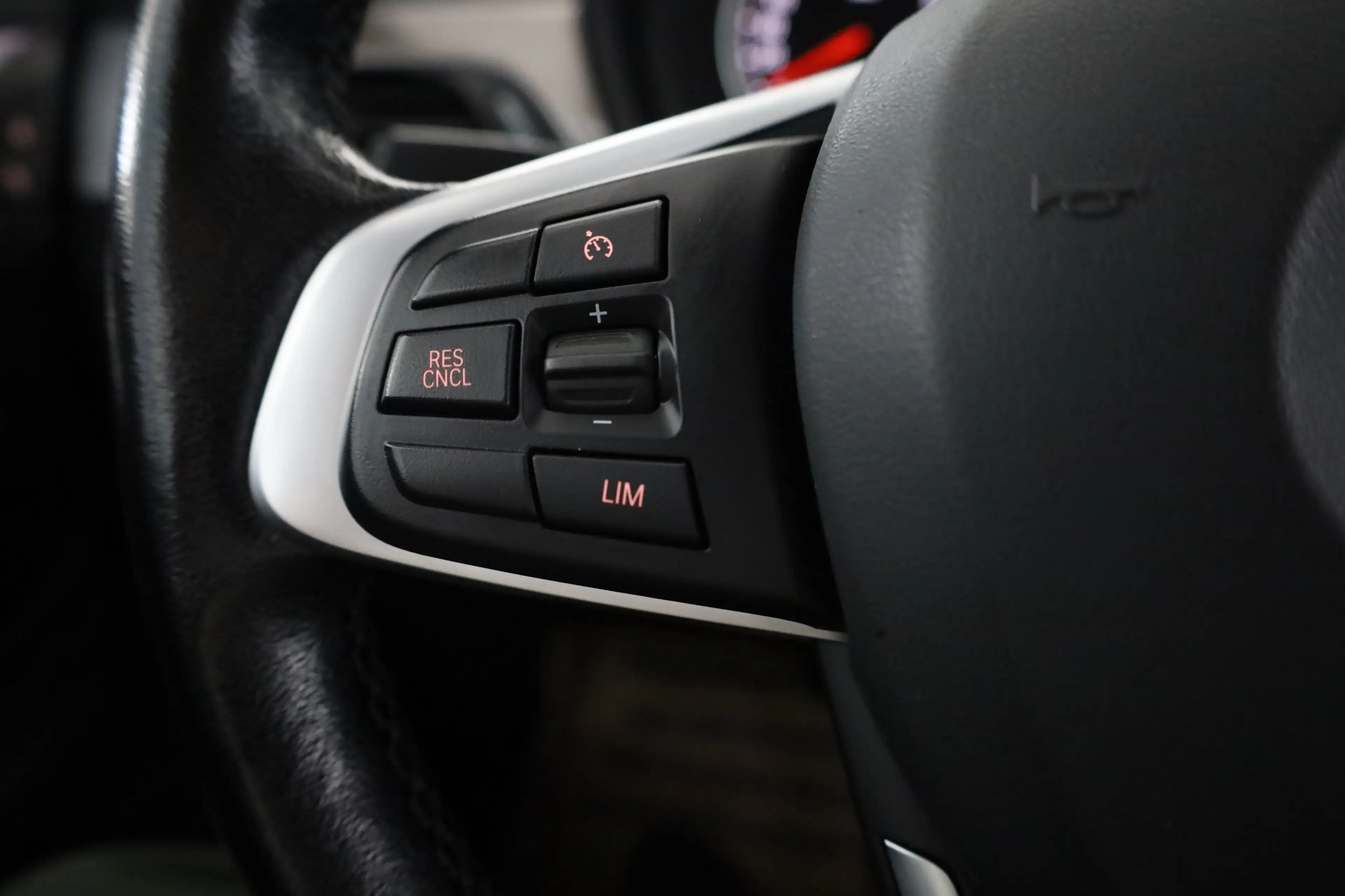 BMW X1 xDrive25e xLine — photo 9